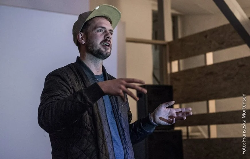 Mand holder oplæg  | Film- og fotofestival på Aarhus Kunstakademi ved navn Aarhus Independent Pixels | Eventbilleder | Filmproduktion Aarhus | GESTALT