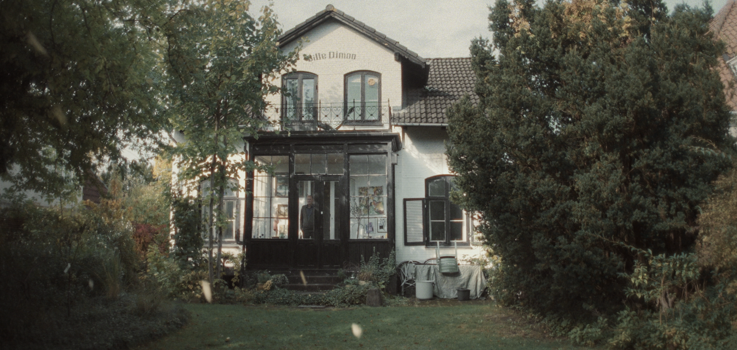 Hus med et udstue. Gammel mand kigger ud | Dokumentarfilm | Retrograd | Esben Persson & Anders Mielcke | Filmproduktion Aarhus | GESTALT