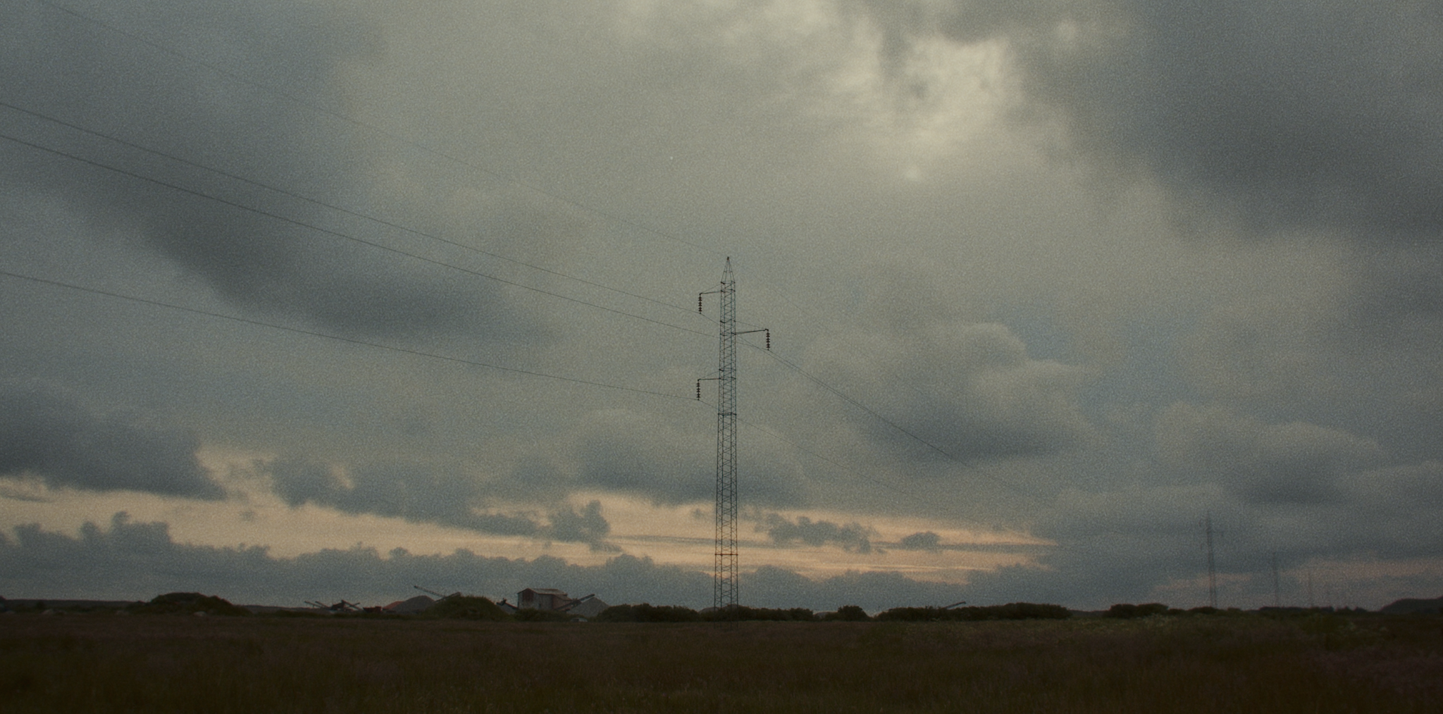 Et åbent landskab med kraftledning og skyer over | Kortfilm | Wild Wild Vesløs | Esben Persson | Filmproduktion Aarhus | GESTALT