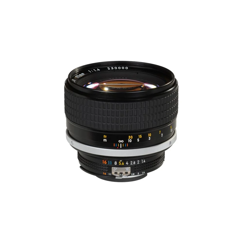 Et kameraobjektiv med zoom- og blændeværdier, isoleret på hvid baggrund.