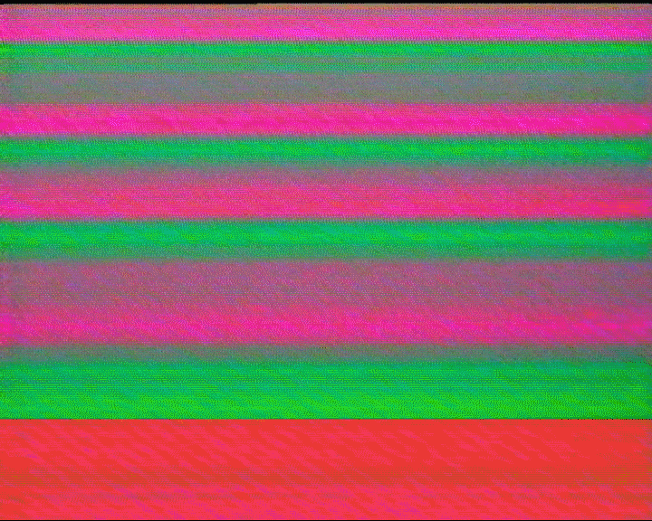 Billedet viser et farverigt, digitalt forvrænget billede med vandrette striber i farverne pink, grøn, grå og rød | Lysinstallation | Video distortion | Filmproduktion i Aarhus | GESTALT