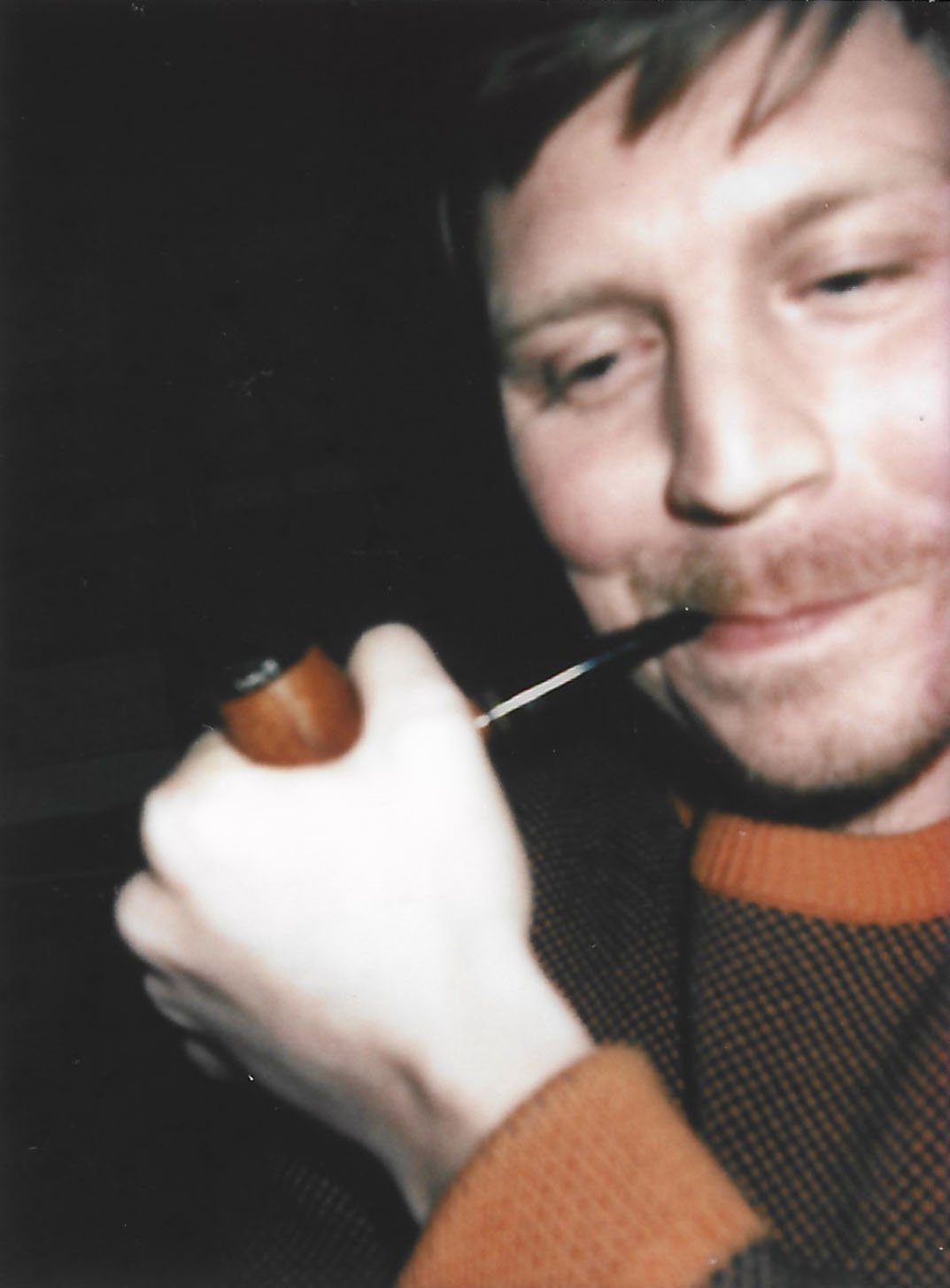 En mand med lys hud og mørkt hår holder en pibe, som han bruger til at ryge | Stemningsbillede | Filmproduktion i Aarhus | GESTALT