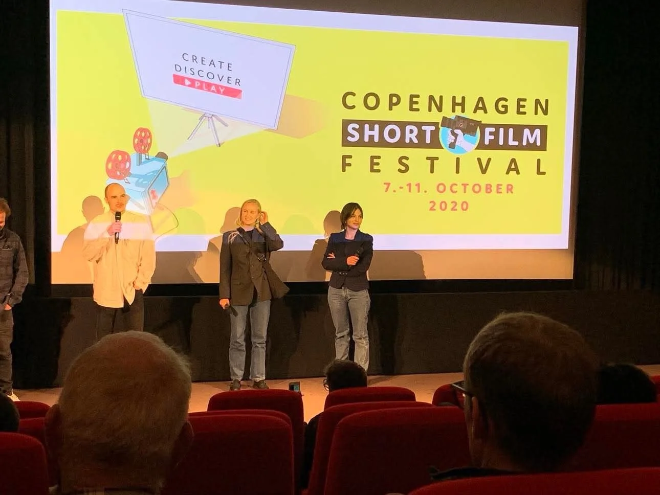 Billedet viser tre personer på scenen under Copenhagen Short Film Festival 2020 | Kortfilm | In Medias Ræs | Esben Persson | Filmproduktion Aarhus | GESTALT