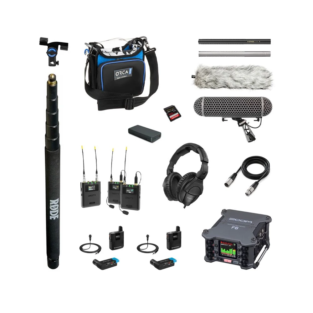 Fotografiet viser forskellige lyd- og videografiske udstyr, herunder mikrofoner, høretelefoner, Bluetooth-weg, batterier, optagere, og kameraudstyr som shotgun mikrofon, kameravest, og andre tekniske tilbehør.