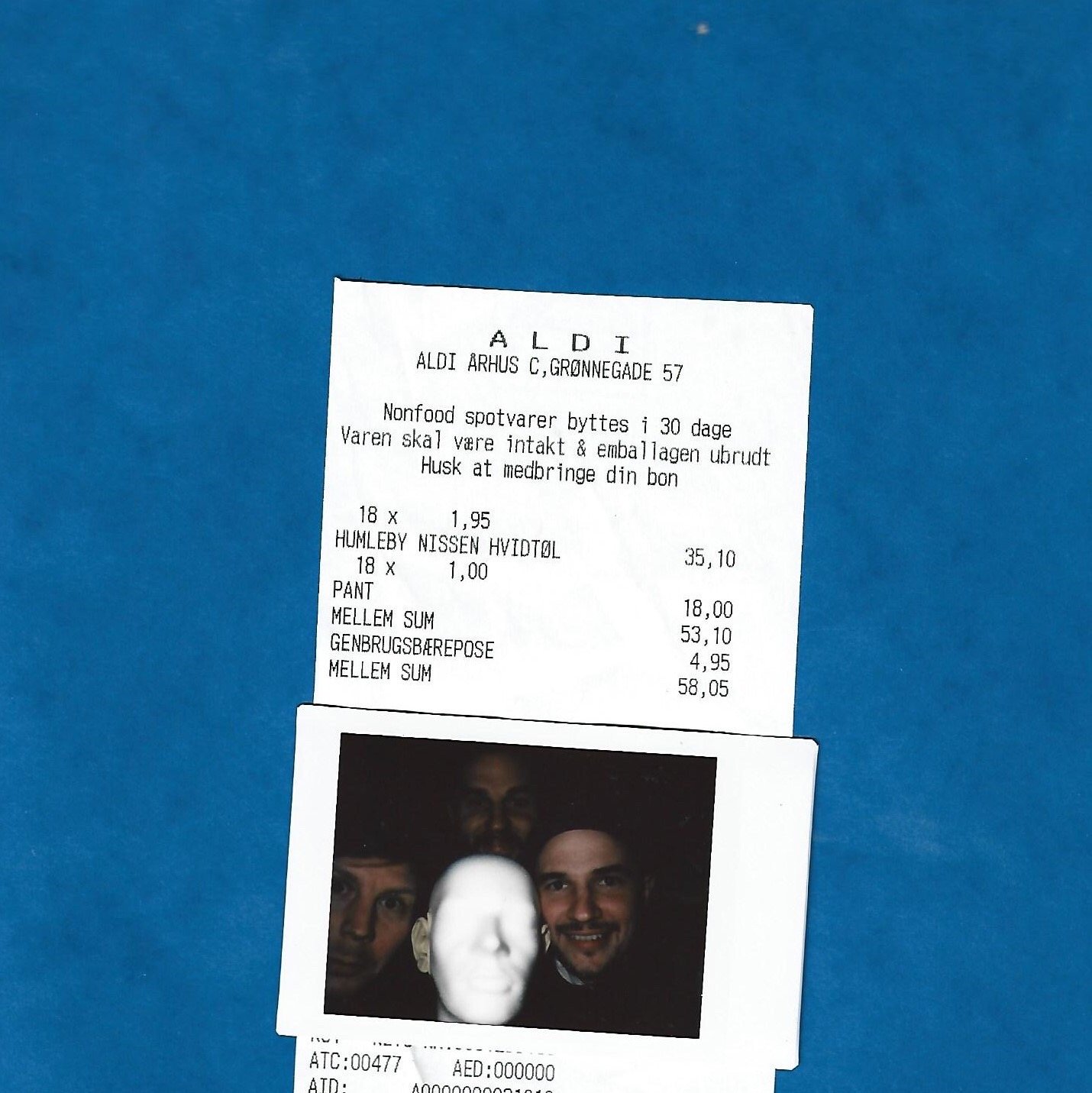 Et kvittering fra Aldi supermarked og en lille sort-hvid fotografi af tre personer, hvoraf én holder en mannequin's hoved | Kortfilm | Wild Wild Vesløs | Esben Persson | Filmproduktion Aarhus | GESTALT