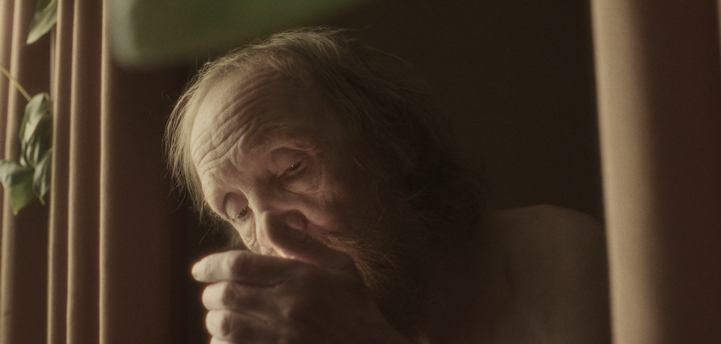 En ældre mand med langt hår ser tænksom ud | Dokumentarfilm | Retrograd | Esben Persson & Anders Mielcke | Filmproduktion Aarhus | GESTALT