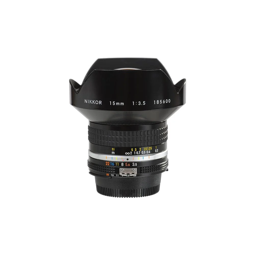 Et sort Nikon 15mm f/3.5 vidvinkelobjektiv til kamera.