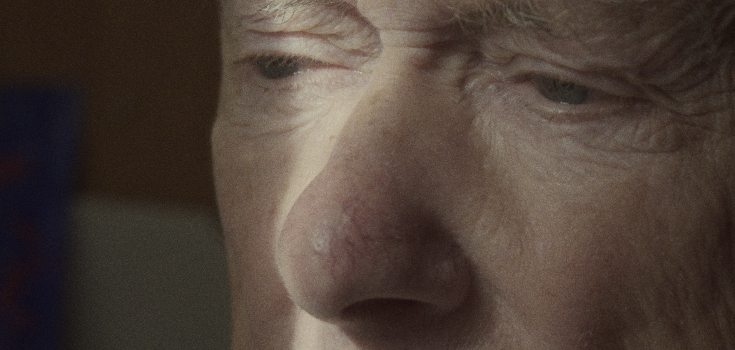 Nærbillede af en ældre mands ansigt, fokus på hans øjne, næse og rynker | Dokumentarfilm | Retrograd | Esben Persson & Anders Mielcke | Filmproduktion Aarhus | GESTALT