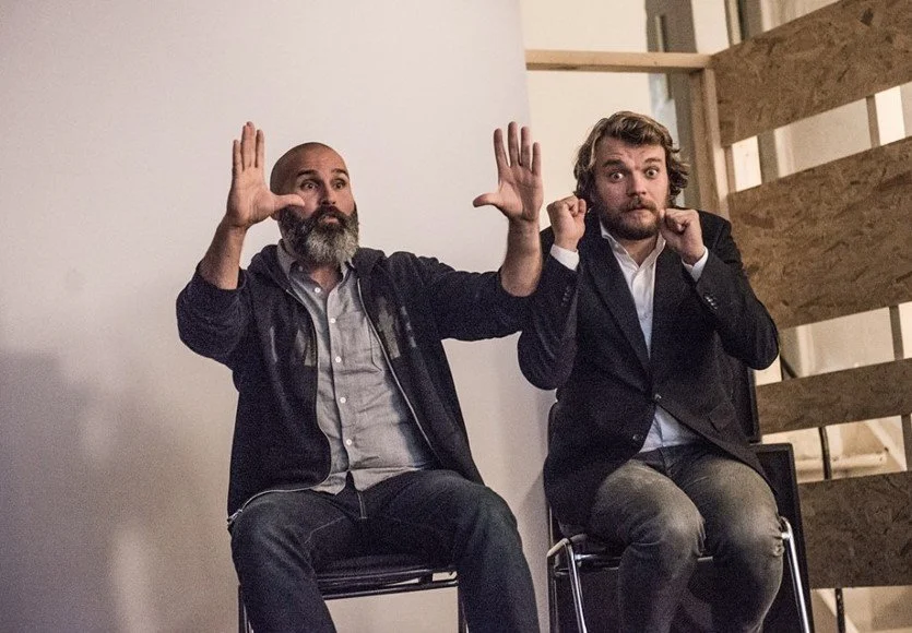 To mænd holder oplæg | Film- og fotofestival på Aarhus Kunstakademi ved navn Aarhus Independent Pixels | Eventbilleder | Filmproduktion Aarhus | GESTALT