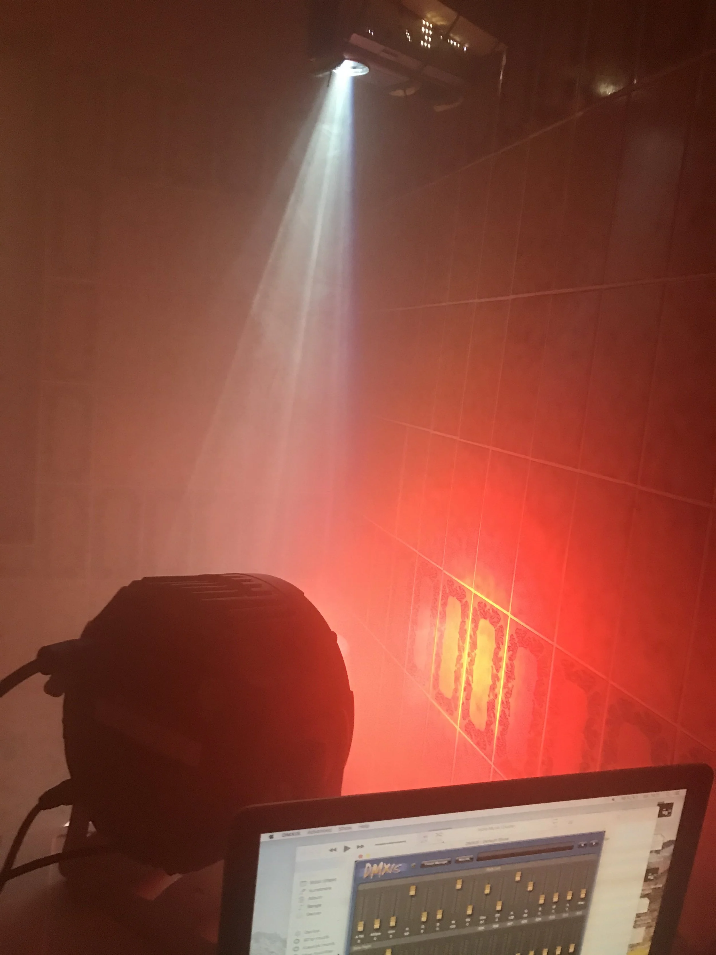 Røg og damp i et mørkt rum | Kortfilm | Wild Wild Vesløs | Esben Persson | Filmproduktion Aarhus | GESTALT