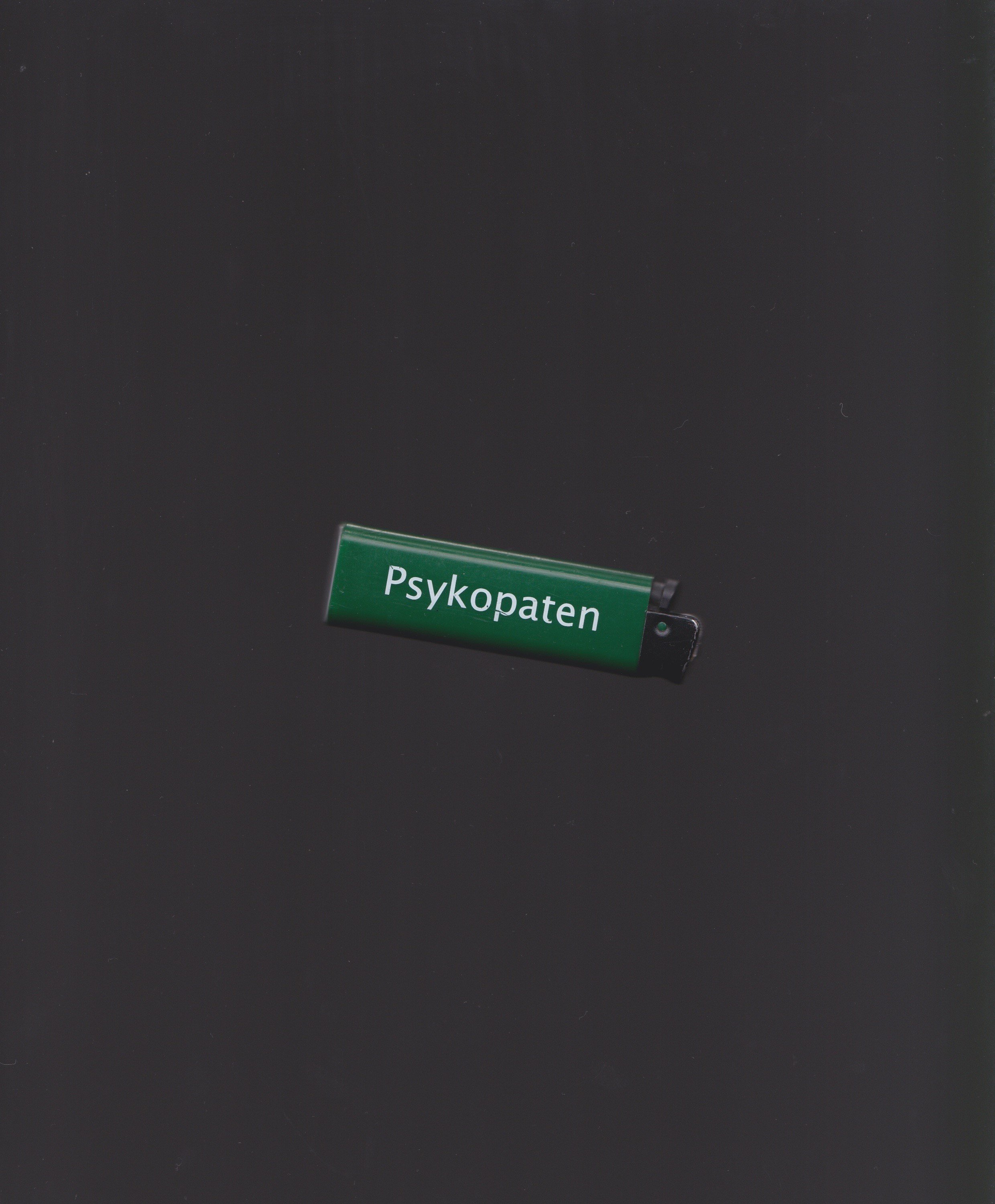 Scanning af grøn lighter med teksten 'Psykopaten' på en sort baggrund | Fælleskab og behind the scenes | Filmproduktion Aarhus | GESTALT