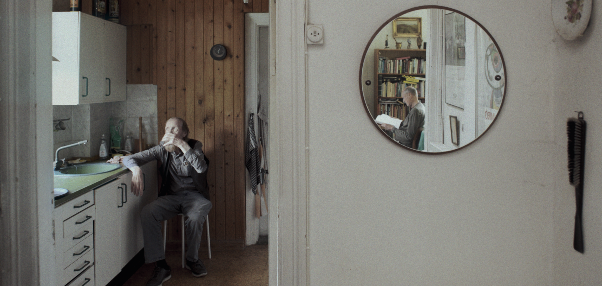 En mand sidder i kretro hjem foran en køkkenvask og drikker vand | Dokumentarfilm | Retrograd | Esben Persson & Anders Mielcke | Filmproduktion Aarhus | GESTALT