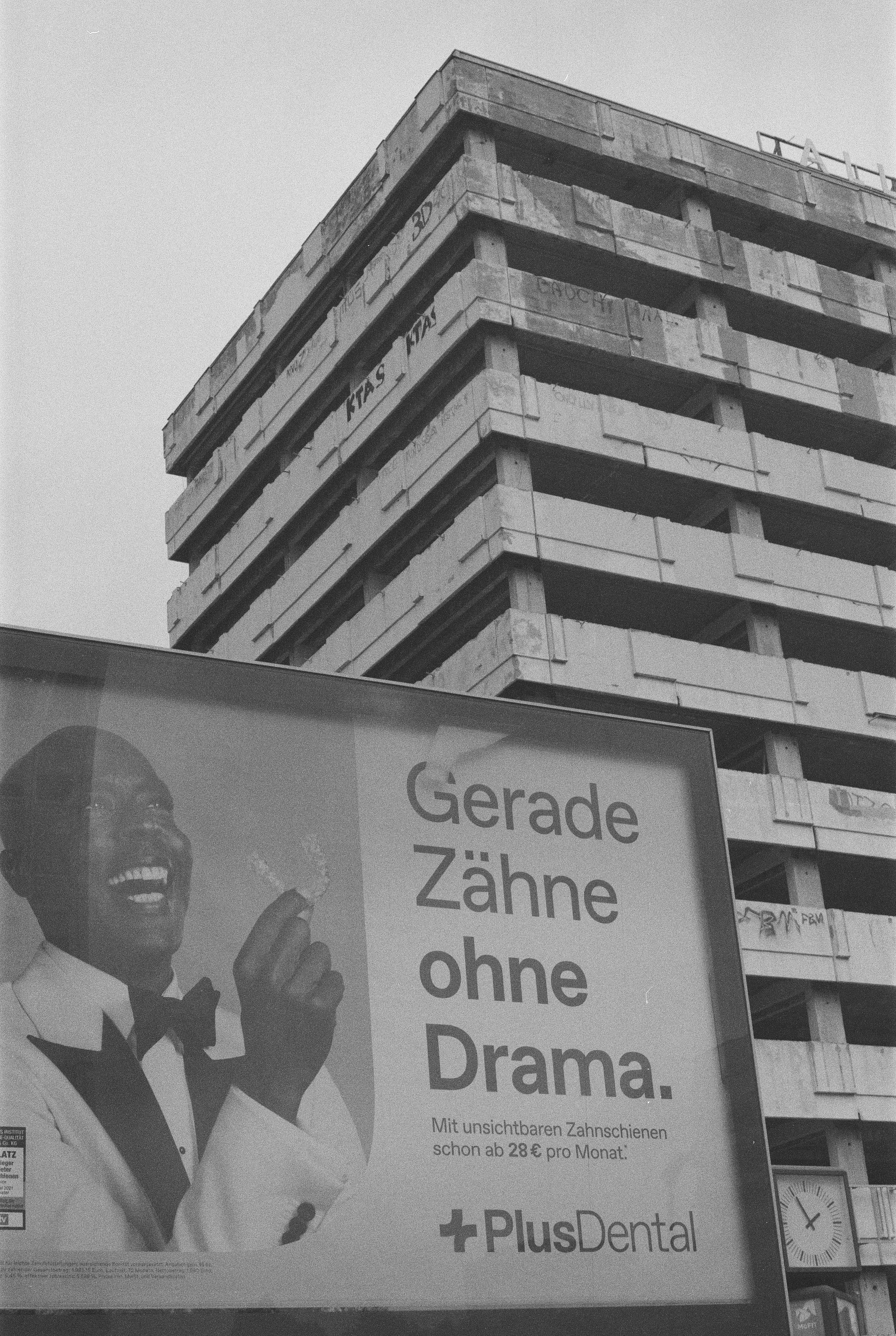 Nedslidt bugning med billboard reklame foran | Location scouting | Kodak | Filmproduktion Aarhus | GESTALT