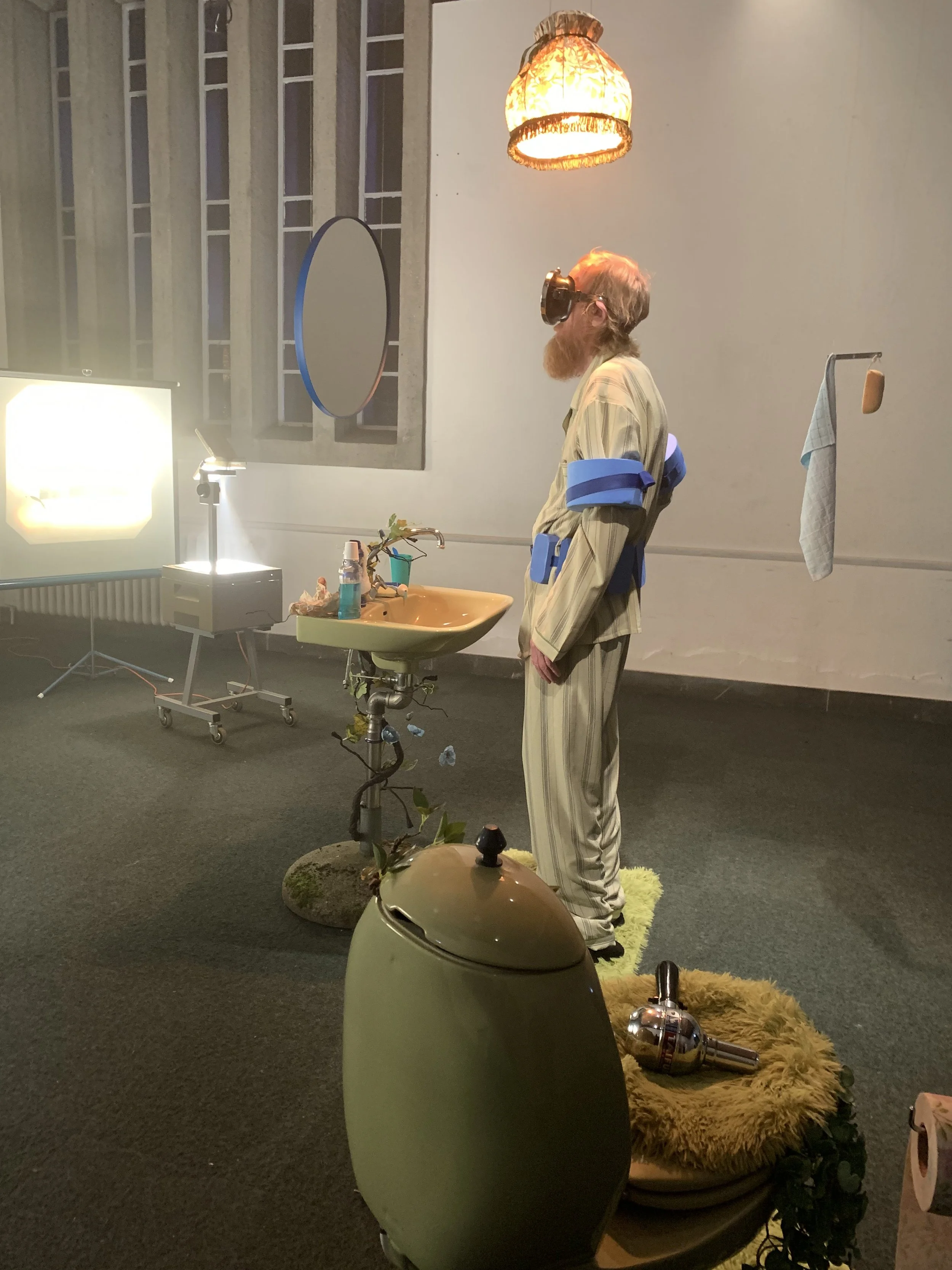 En mand med skæg og briller står i et rum med forskellige genstande | Dokumentarfilm | Retrograd | Esben Persson & Anders Mielcke | Filmproduktion Aarhus | GESTALT