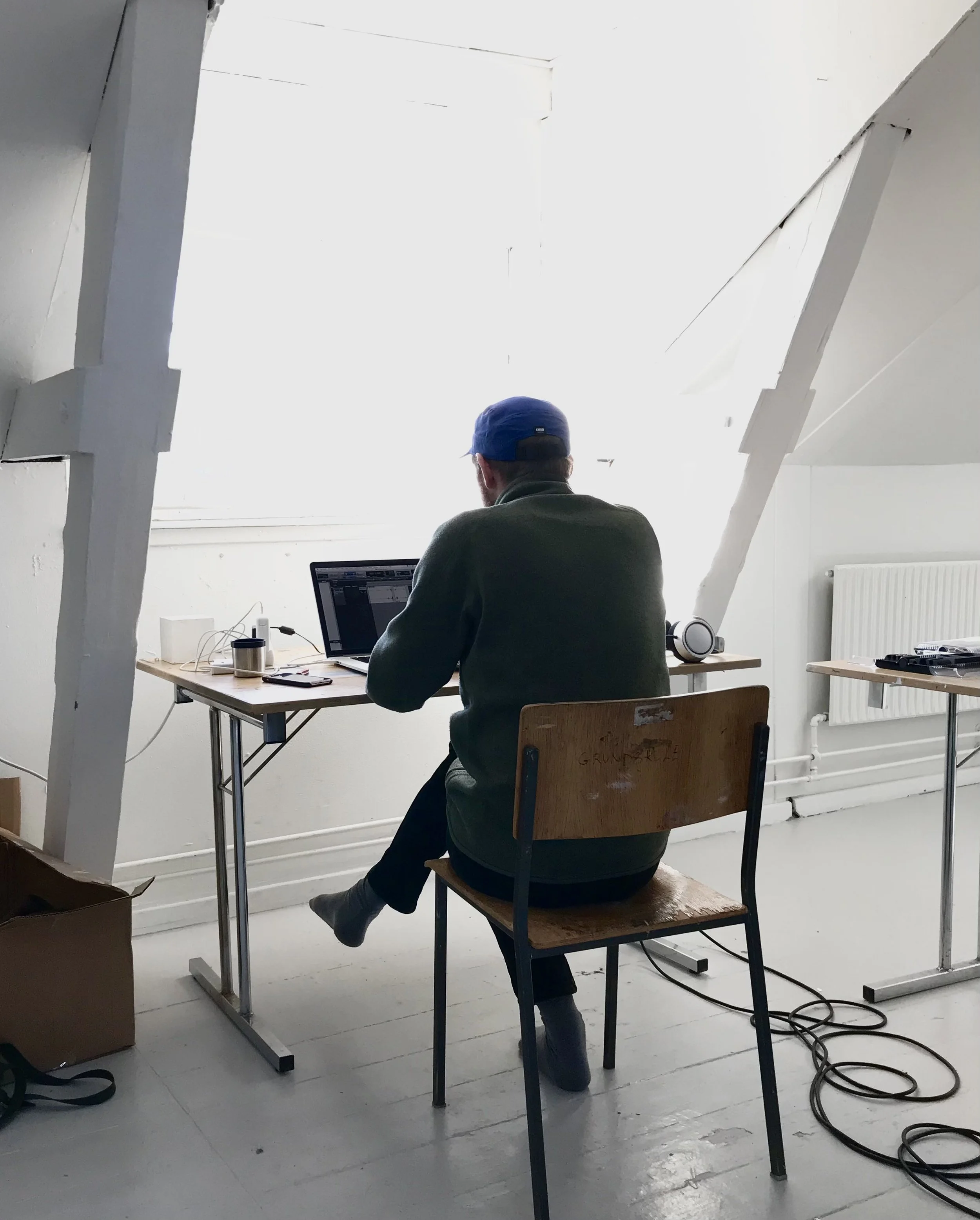 Et hvidt flamingohoved med en udskæring til øre, hvor der er påsat en mikrofon med ledning til binaurale optagelser | Kortfilm | Wild Wild Vesløs | Esben Persson | Filmproduktion Aarhus | GESTALT