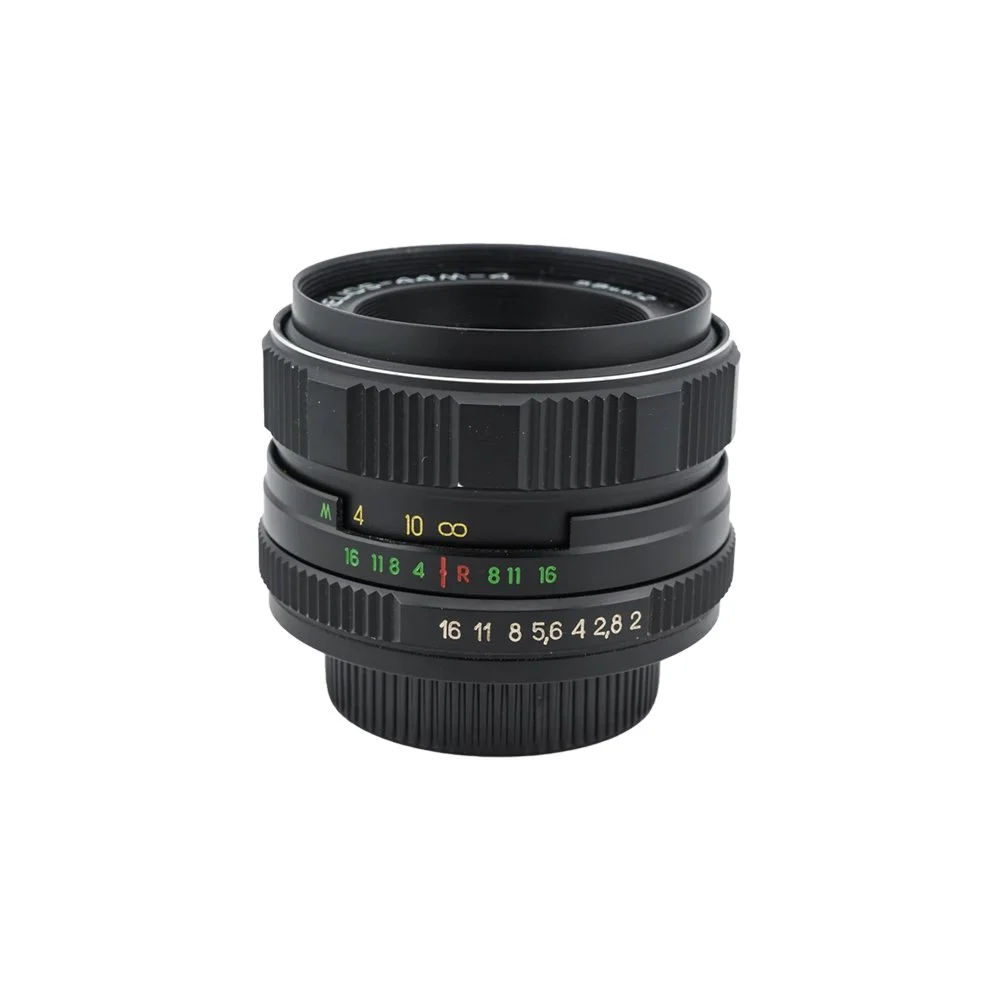 Sort kameraobjektiv med fokus- og blændeværdier.