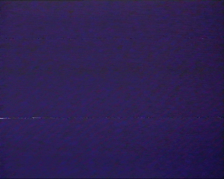 En mørkeblå baggrund med uskarpe, vandrette linjer, der ser ud til at være en tv- eller computerskærm med visuelle forstyrrelser | Lysinstallation | Video distortion | Filmproduktion i Aarhus | GESTALT