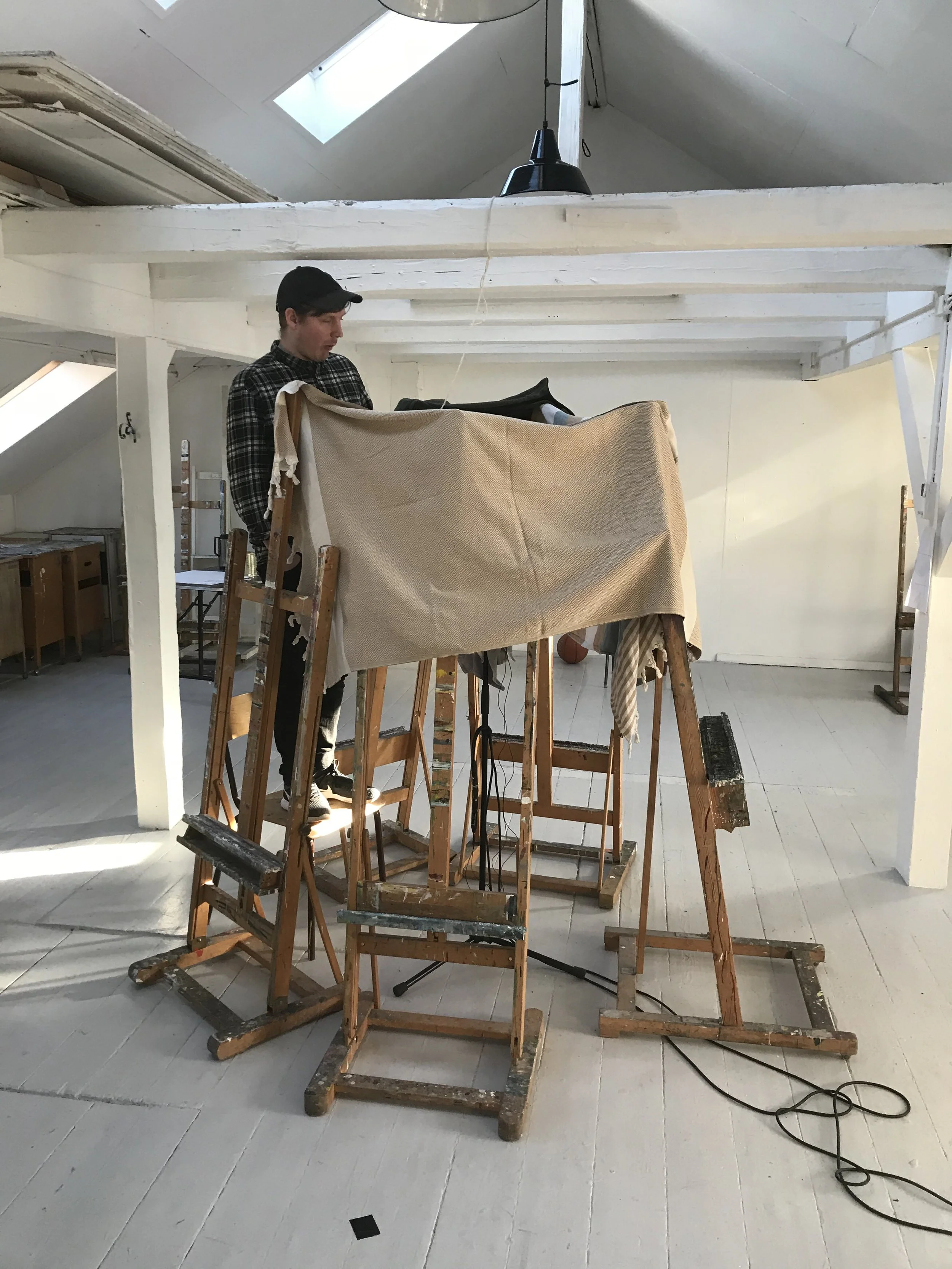 Et hvidt flamingohoved med en udskæring til øre, hvor der er påsat en mikrofon med ledning til binaurale optagelser | Kortfilm | Wild Wild Vesløs | Esben Persson | Filmproduktion Aarhus | GESTALT