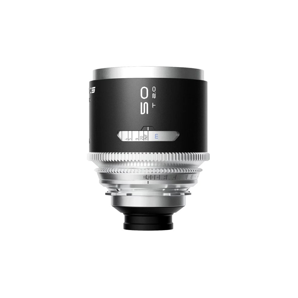 Sort og sølv kameraobjektiv med fokusrings og afstandsindstillinger