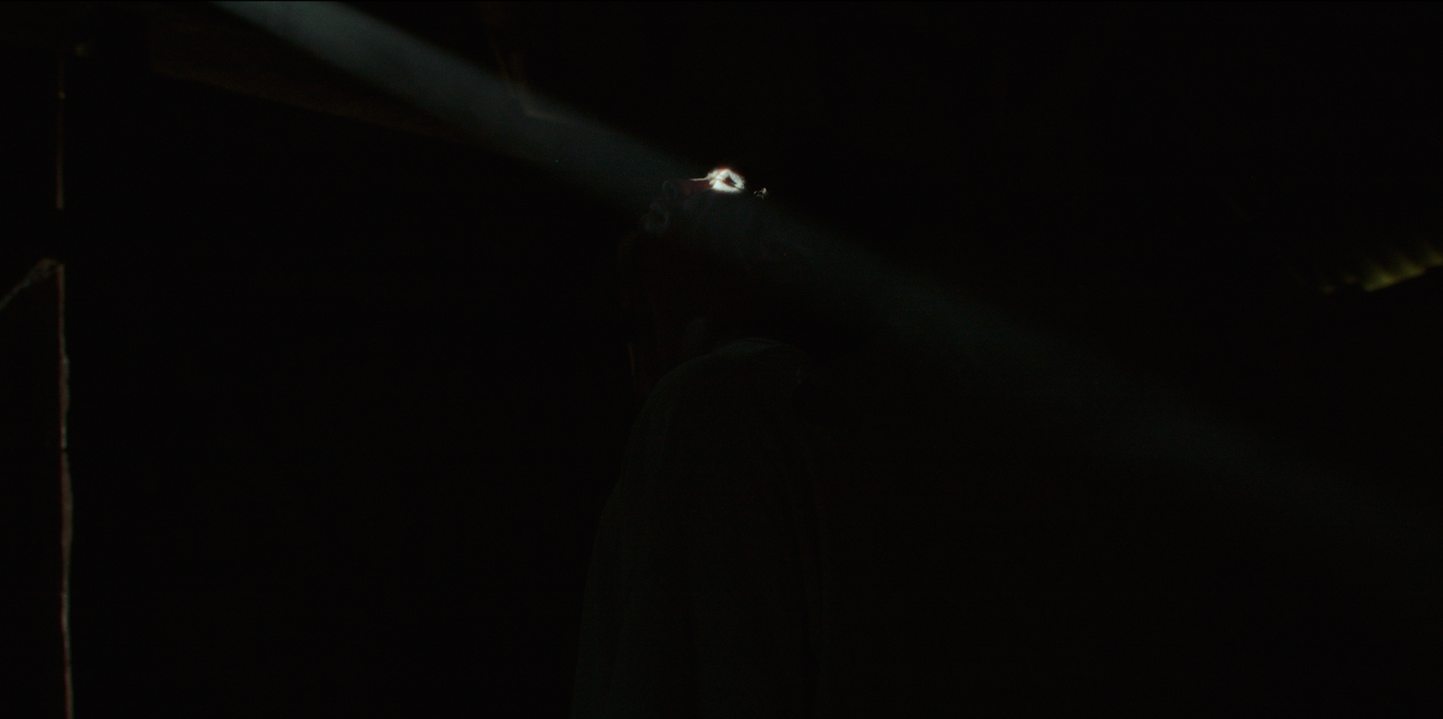 Mørkt billede med en næsten usynlig person, der kun er synlig i skygger og svag baggrund | Kortfilm | Wild Wild Vesløs | Esben Persson | Filmproduktion Aarhus | GESTALT