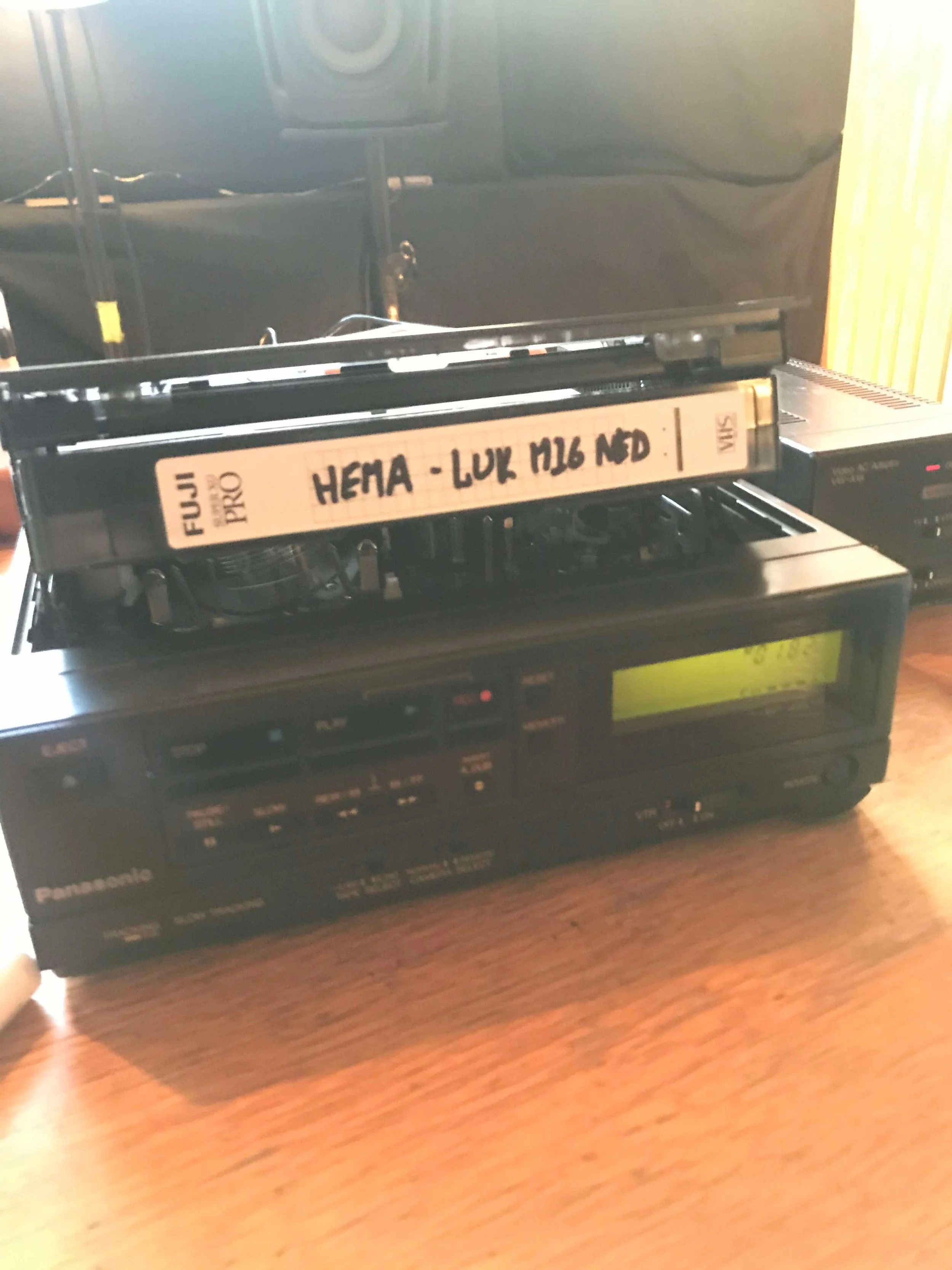 En vintage Panasonic kassettebåndoptager på en træbord