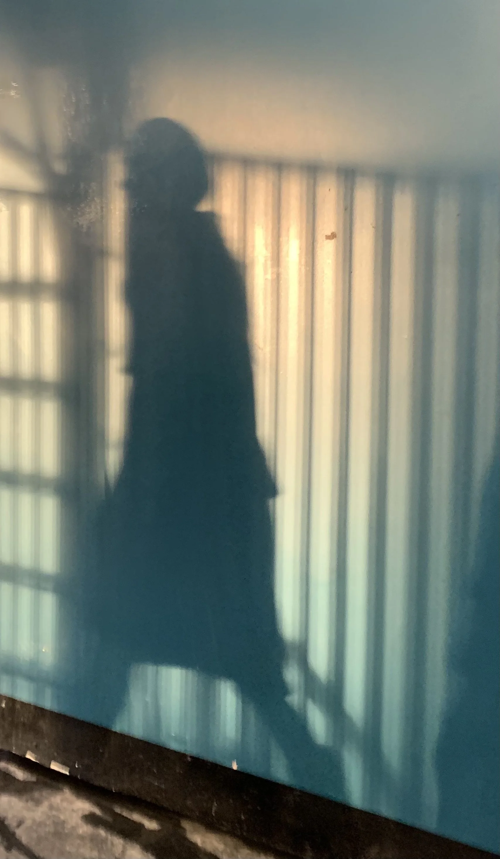 Skygge af en person i profil, reflekteret på en grøn blæst metaloverflade | Location scouting | Kodak | Filmproduktion Aarhus | GESTALT