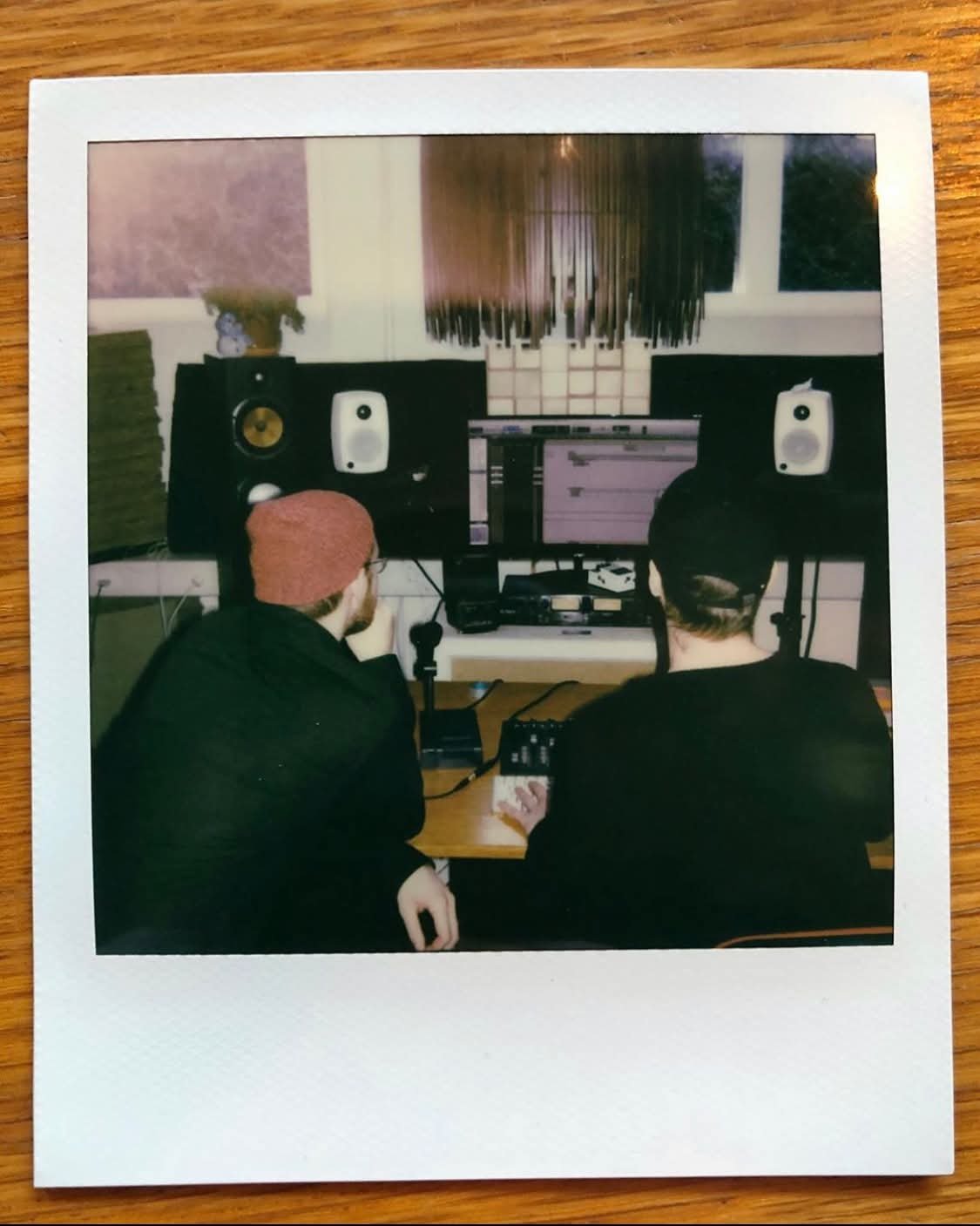 To personer arbejder i et musikstudie foran en computerskærm med lydudstyr og studiemonitorer | Musikkomposition | Studieproduktion og lyddesign | Filmproduktion Aarhus | GESTALT