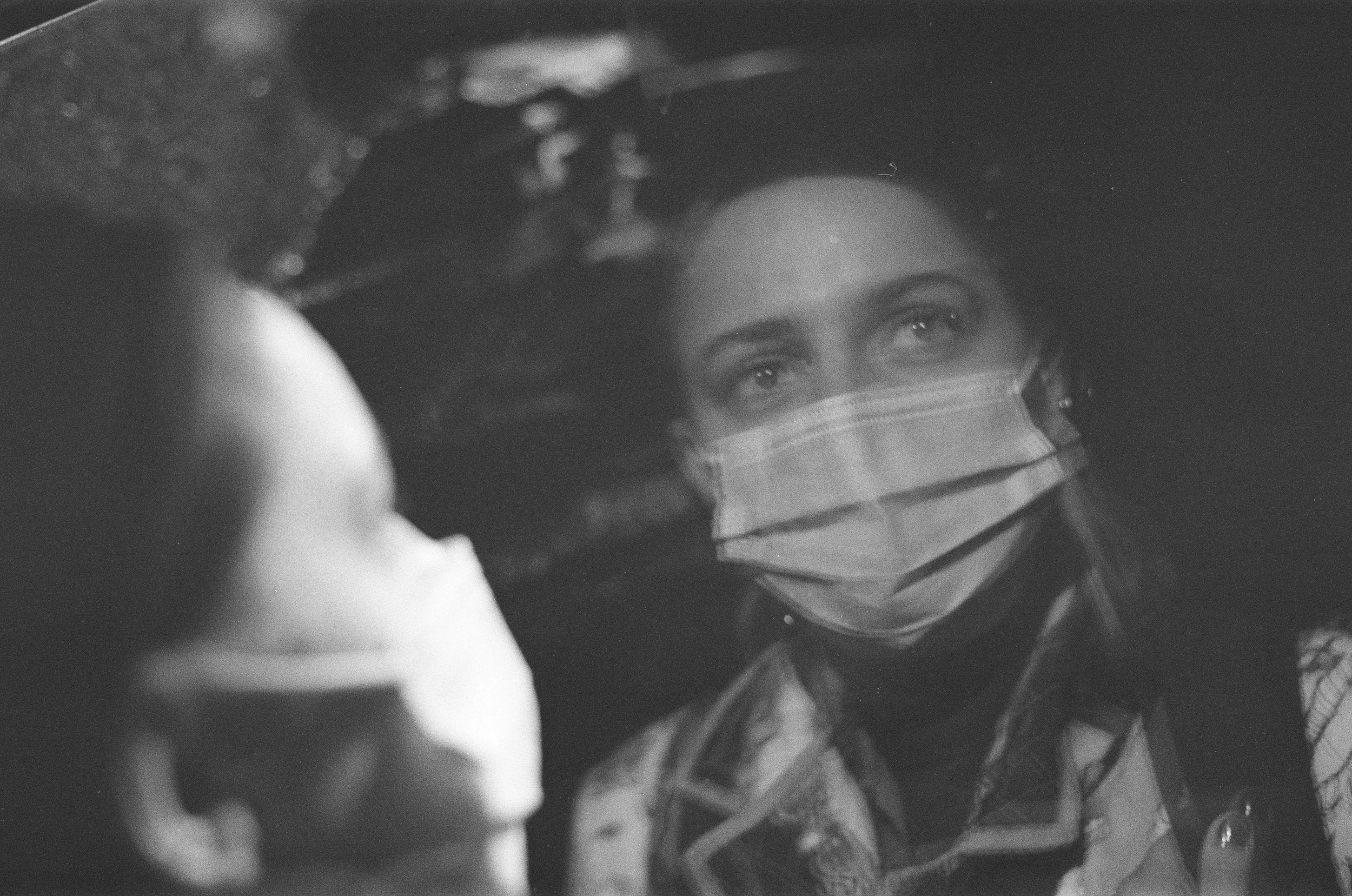 Kvinde med maske spejler sig i akvarium | Location scouting | Kodak | Analoge optagelser | Filmproduktion Aarhus | GESTALT