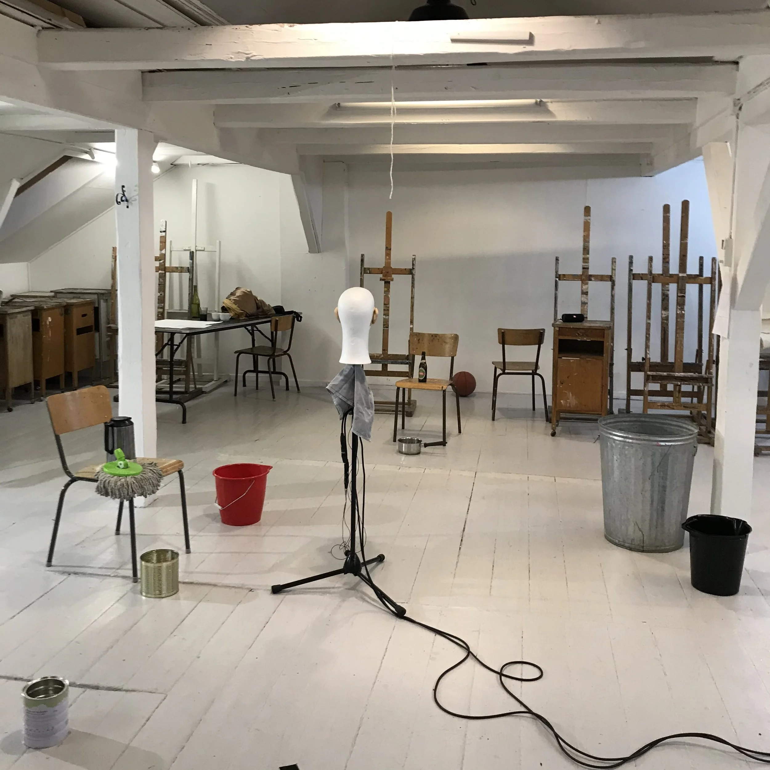 Et hvidt flamingohoved med en udskæring til øre, hvor der er påsat en mikrofon med ledning til binaurale optagelser | Kortfilm | Wild Wild Vesløs | Esben Persson | Filmproduktion Aarhus | GESTALT