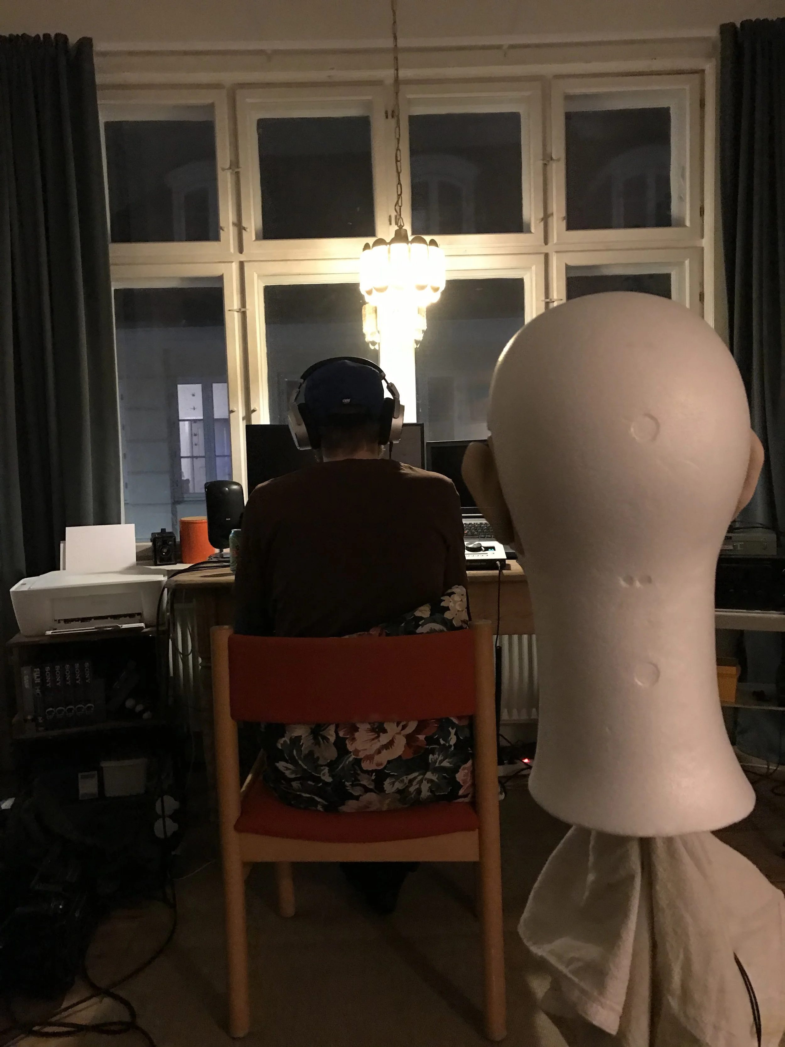 Et hvidt flamingohoved med en udskæring til øre, hvor der er påsat en mikrofon med ledning til binaurale optagelser | Kortfilm | Wild Wild Vesløs | Esben Persson | Filmproduktion Aarhus | GESTALT