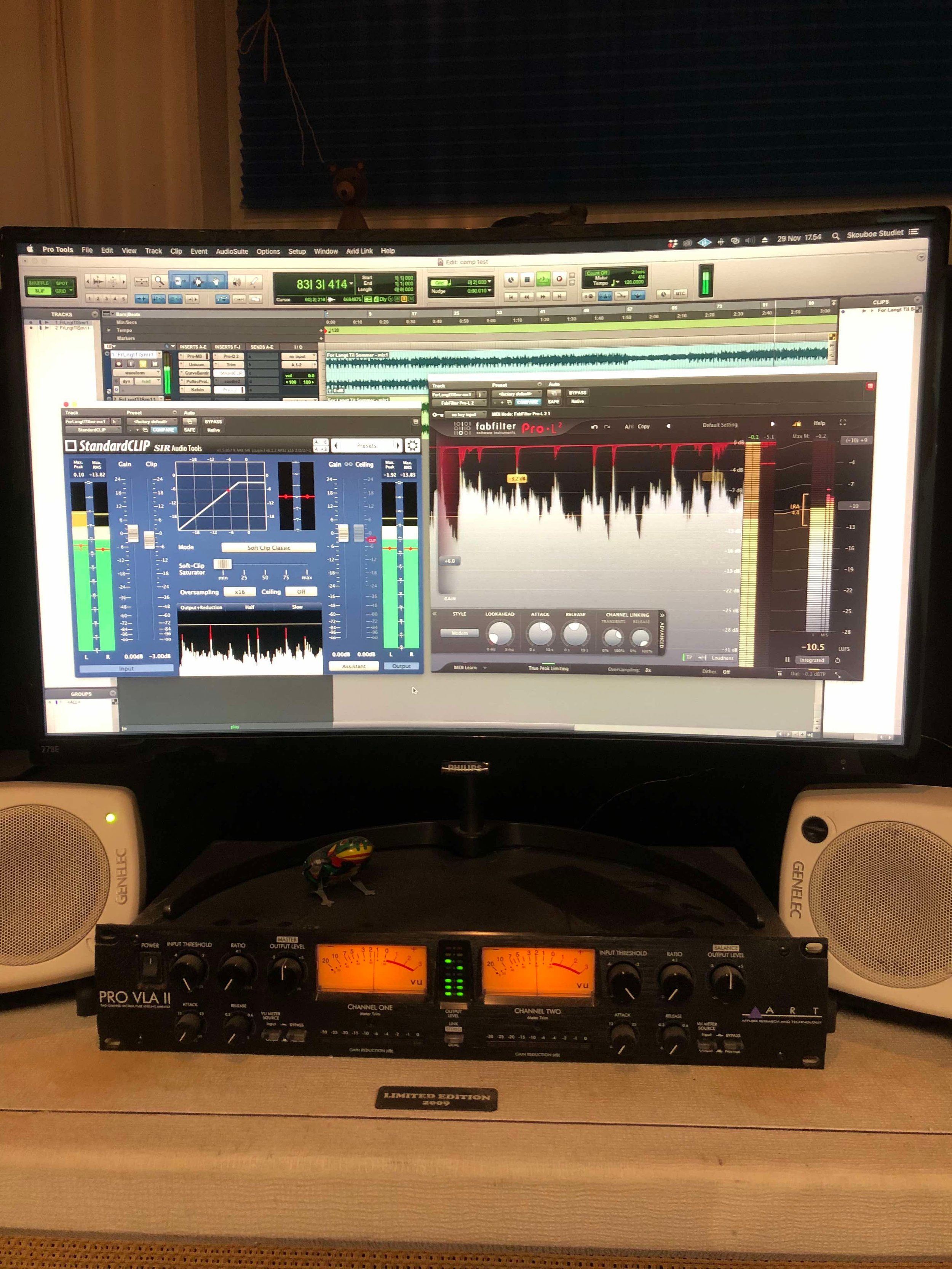 Computerskærm med lydproduktionssoftware og to små højttalere | Studieproduktion | Musikkomposition | Filmproduktion Aarhus | GESTALT