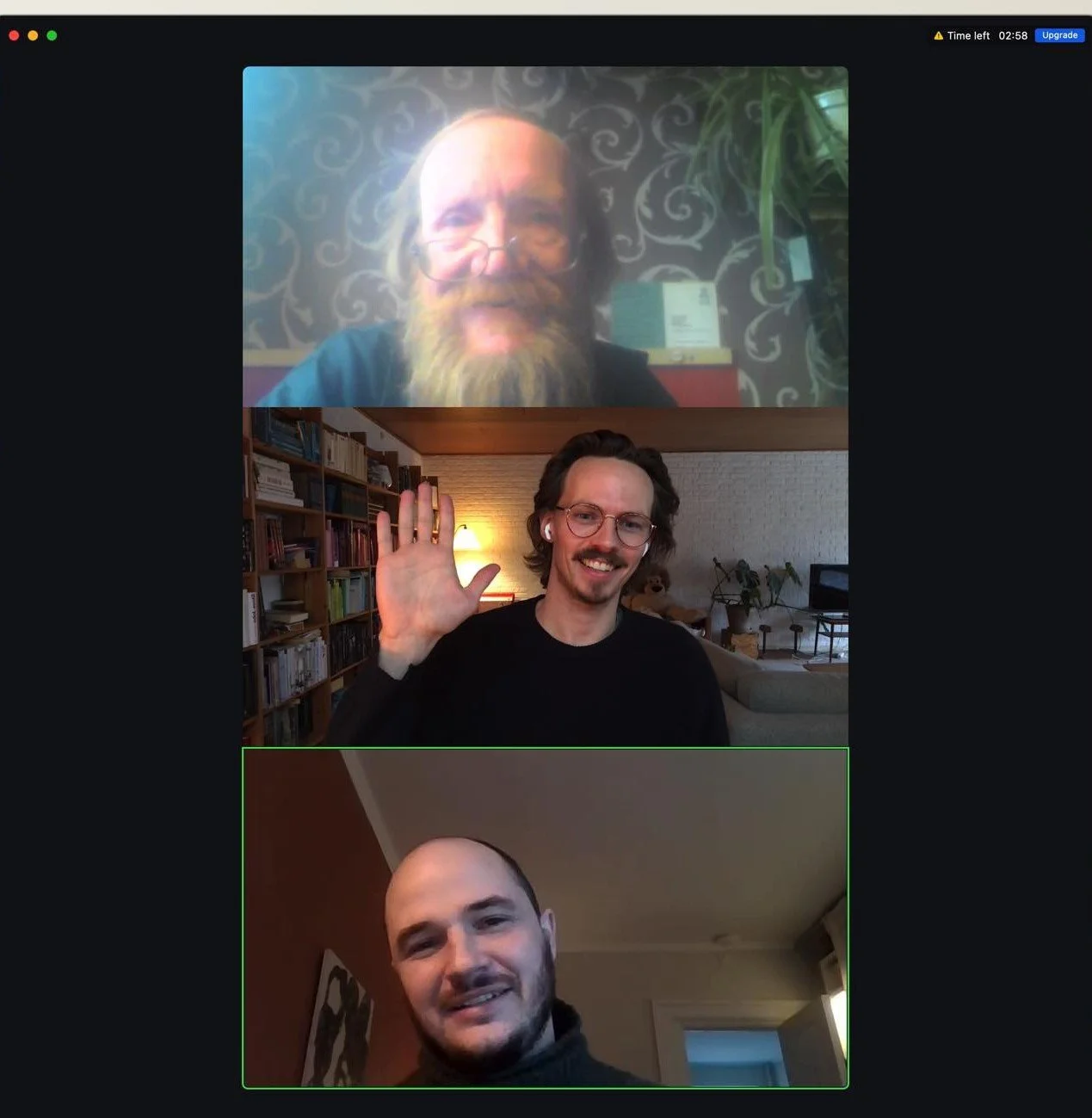 Tre personer deltager i en videoopkaldsamtale, hvor den øverste person er en ældre mand med skæg og briller | Dokumentarfilm | Retrograd | Esben Persson & Anders Mielcke | Filmproduktion Aarhus | GESTALT