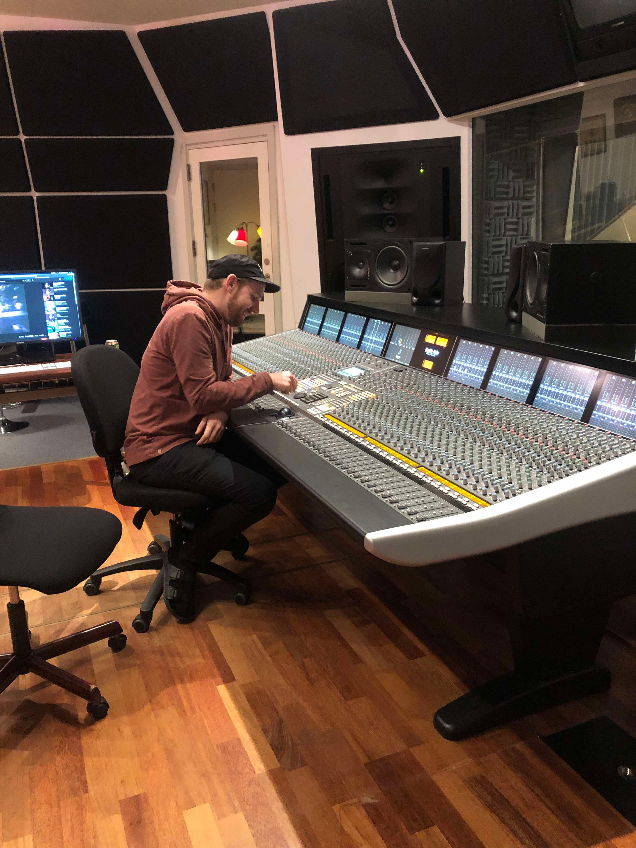 En mand arbejder i et lydstudie ved et stort lyd-mixerbord | Studieproduktion | Musikkomposition | Filmproduktion Aarhus | GESTALT