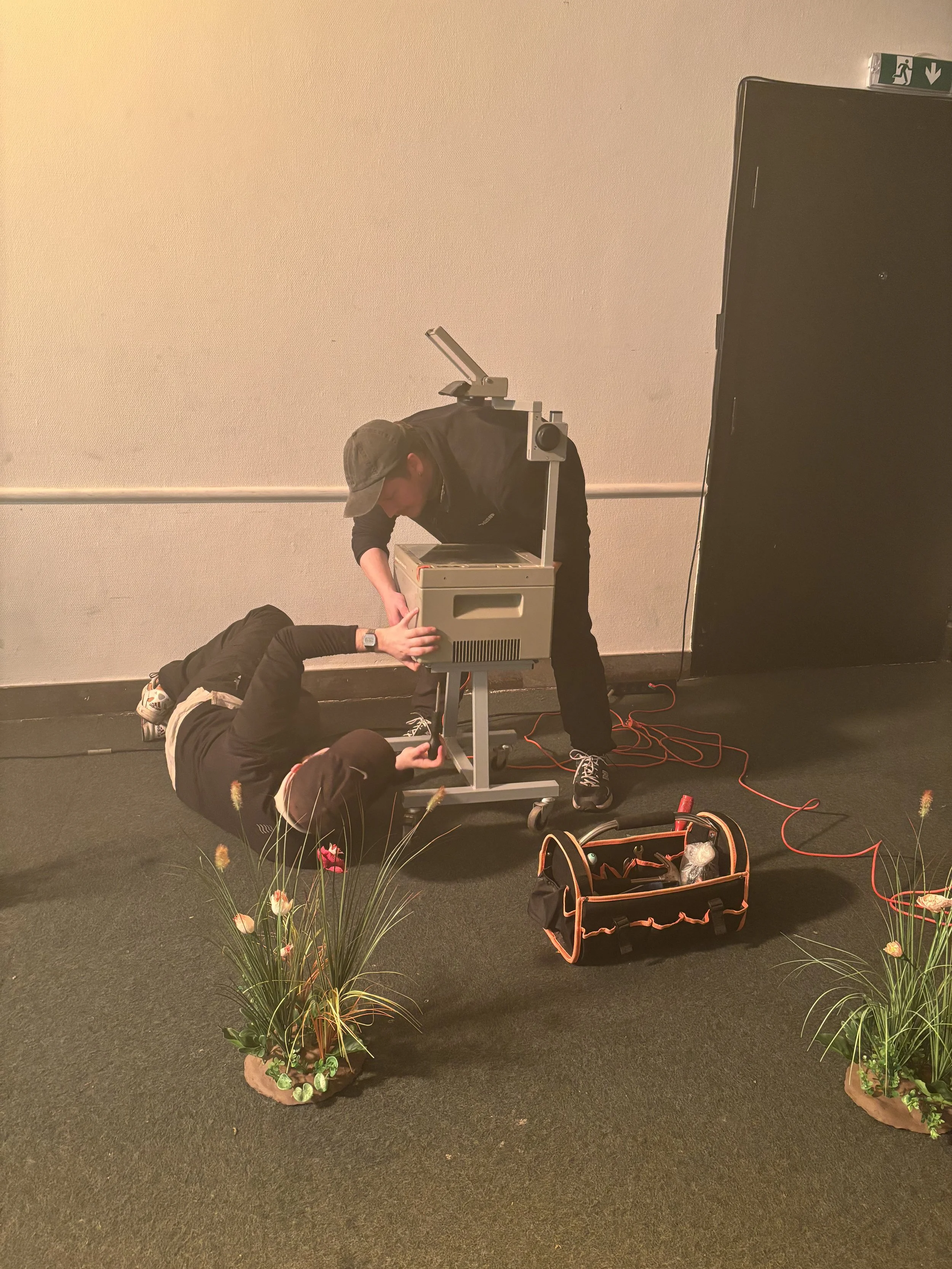 To personer arbejder med rekvisitter på gulvet | Dokumentarfilm | Retrograd | Esben Persson & Anders Mielcke | Filmproduktion Aarhus | GESTALT