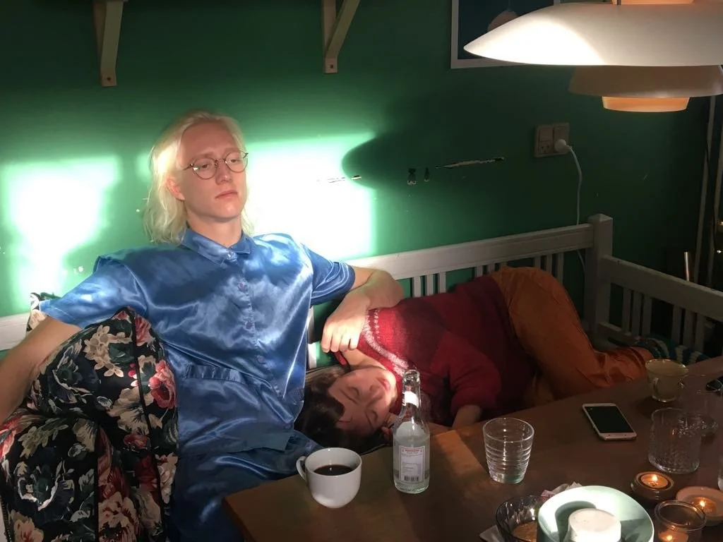 To personer sidder ved et bord i et hyggeligt hjem | Kortfilm | In Medias Ræs | Esben Persson | Filmproduktion Aarhus | GESTALT