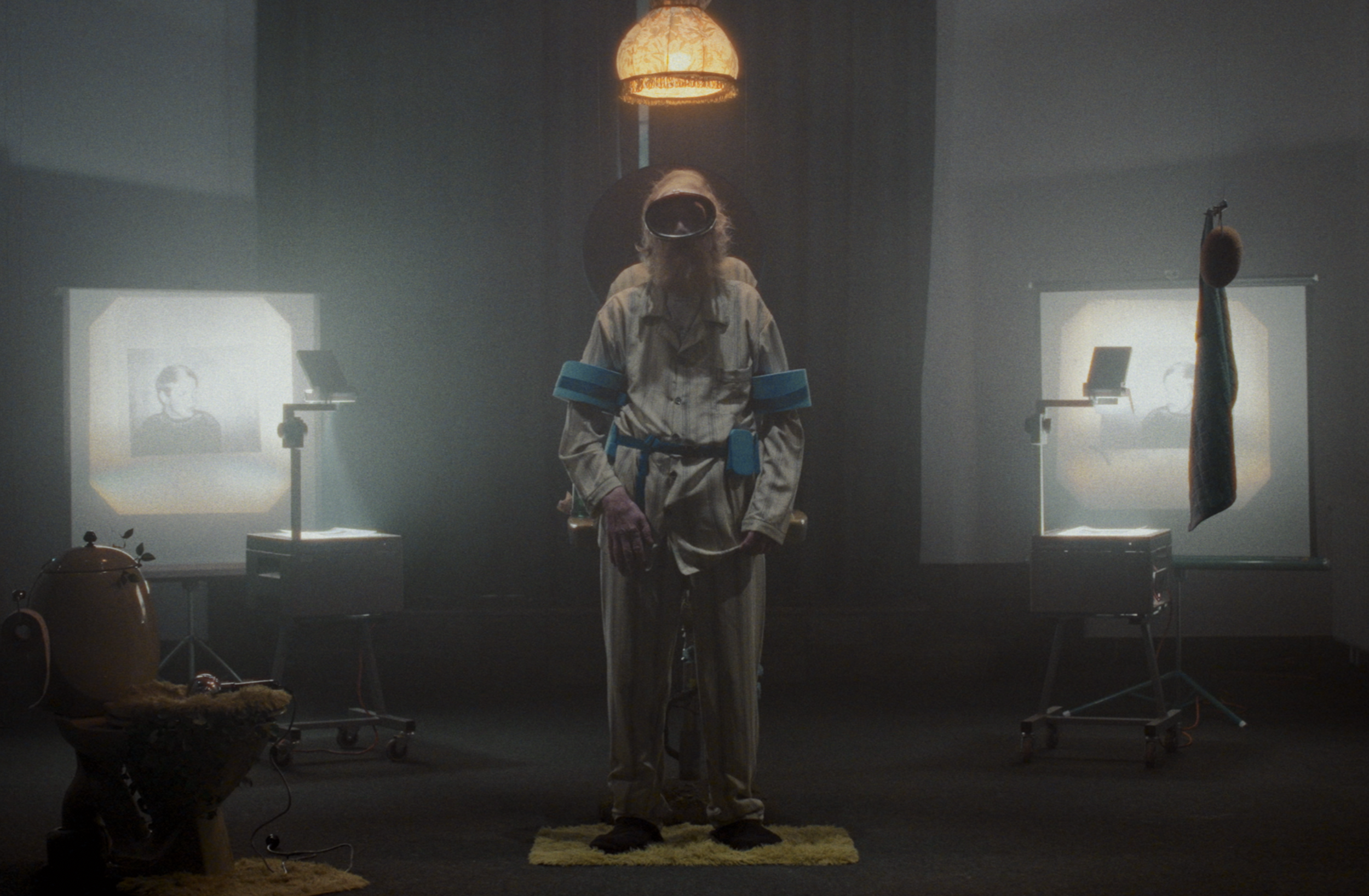 Abstrakt billede af person med badevinger | Dokumentarfilm | Retrograd | Esben Persson & Anders Mielcke | Filmproduktion Aarhus | GESTALT