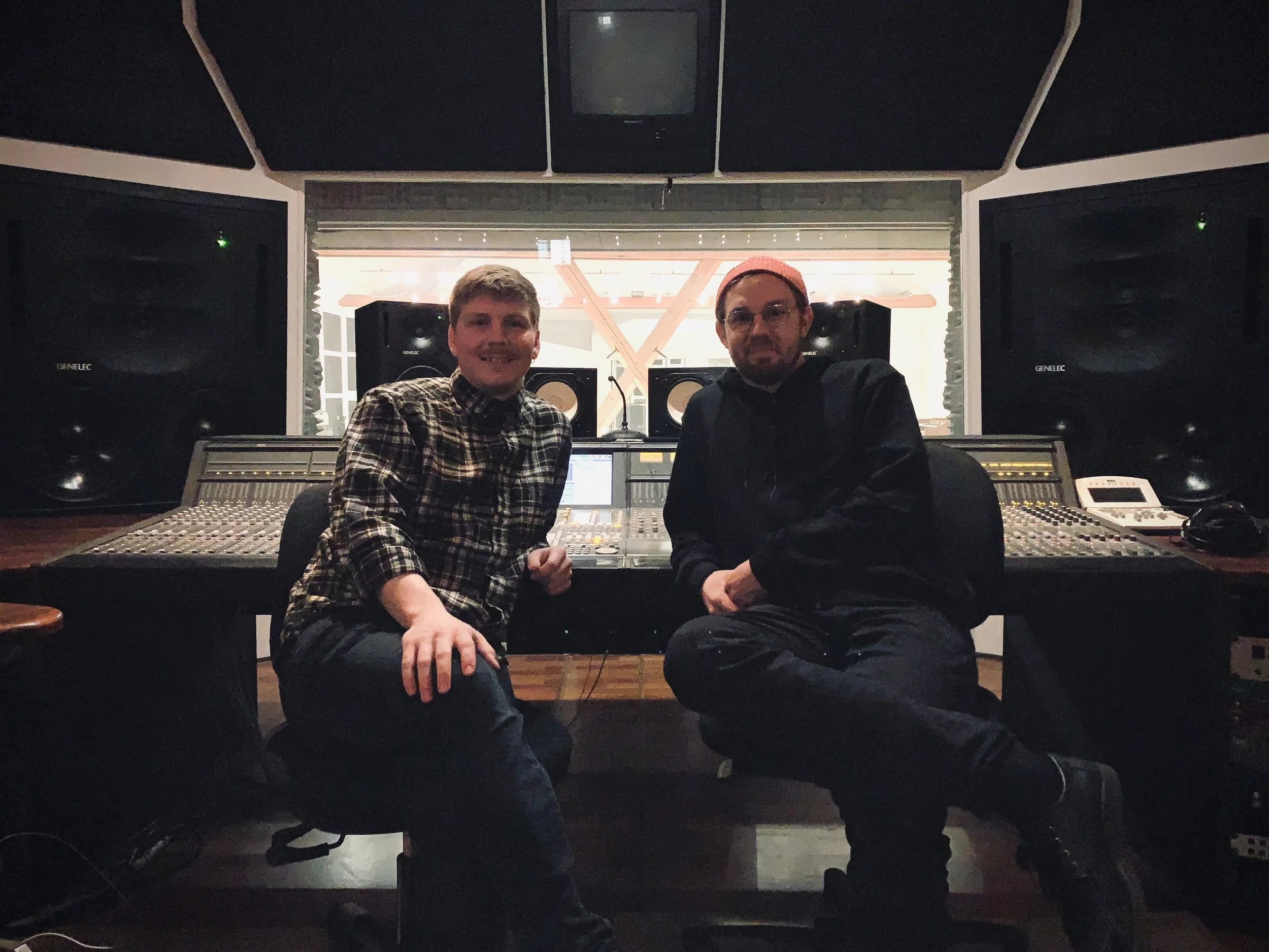 To mænd sidder foran en lydmikserpult i et lydstudie | Studieproduktion | Musikkomposition | Filmproduktion Aarhus | GESTALT