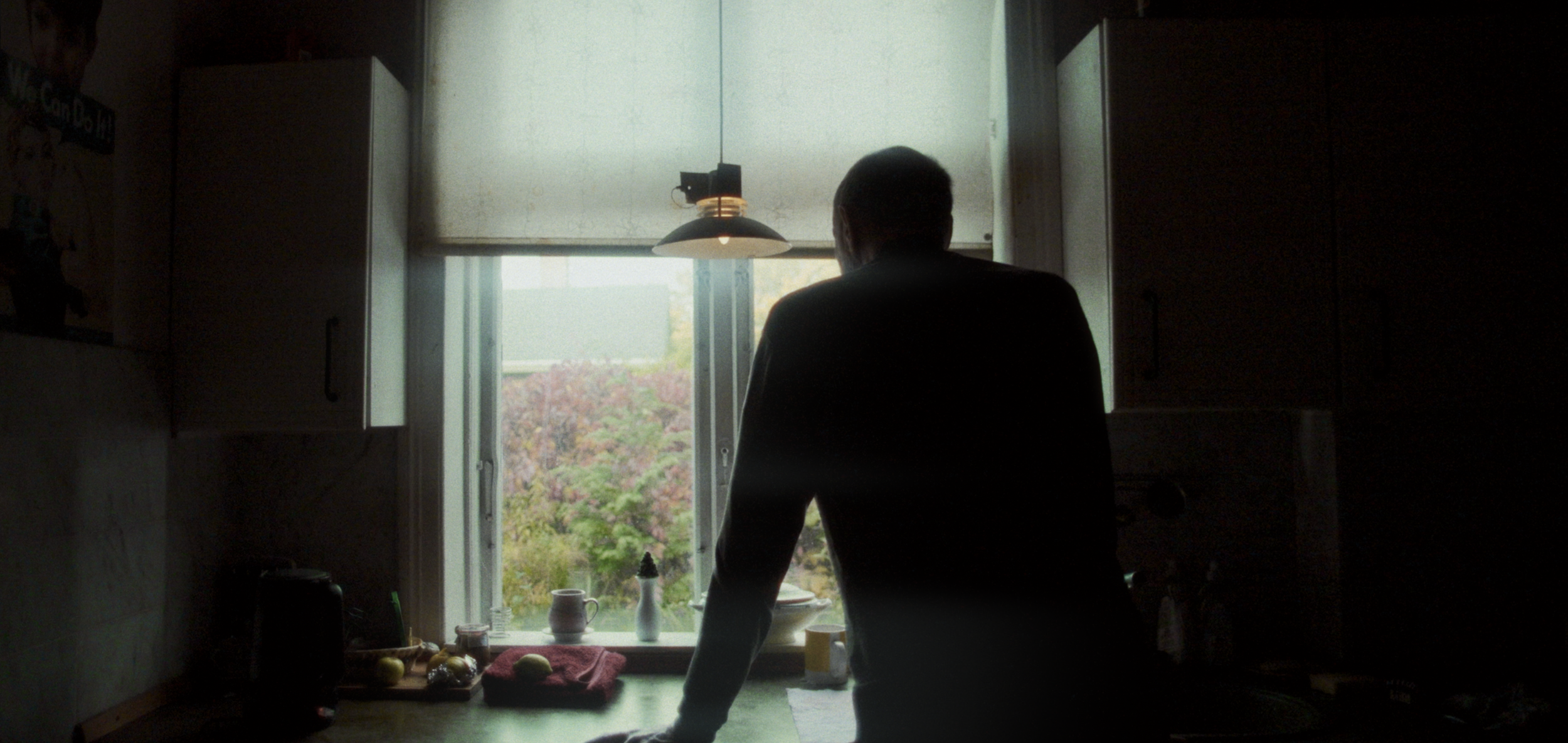 En ældre mand står ved bordet i et mørkt køkken | Dokumentarfilm | Retrograd | Esben Persson & Anders Mielcke | Filmproduktion Aarhus | GESTALT