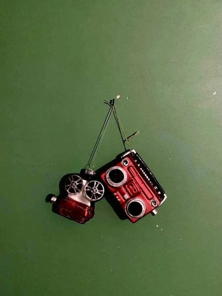 To små legetøjs-robotter hænger i en grøn baggrund | Filmproduktion Aarhus | GESTALT


