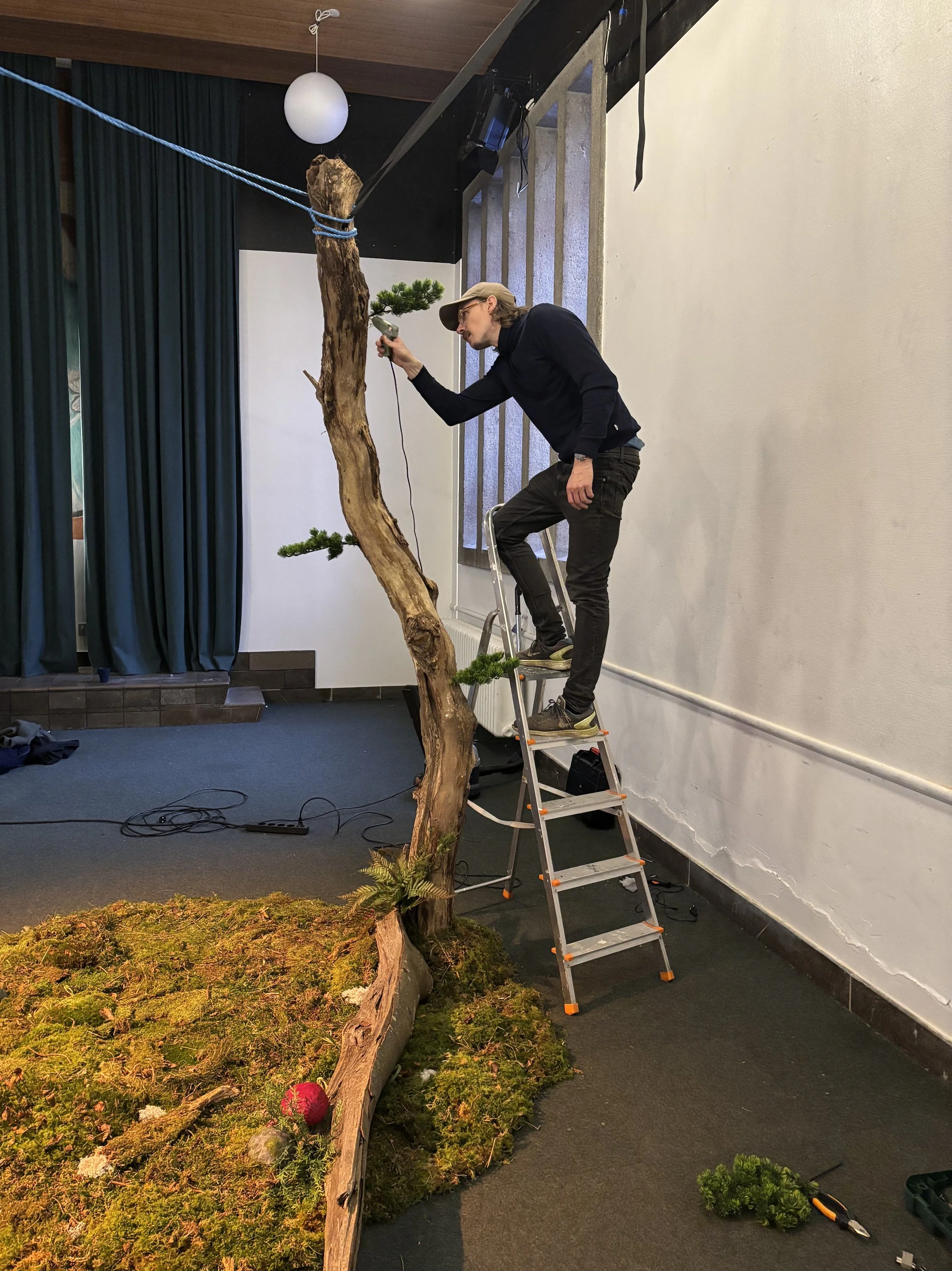 En mand står på en stige og arbejder med scenografi | Dokumentarfilm | Retrograd | Esben Persson & Anders Mielcke | Filmproduktion Aarhus | GESTALT