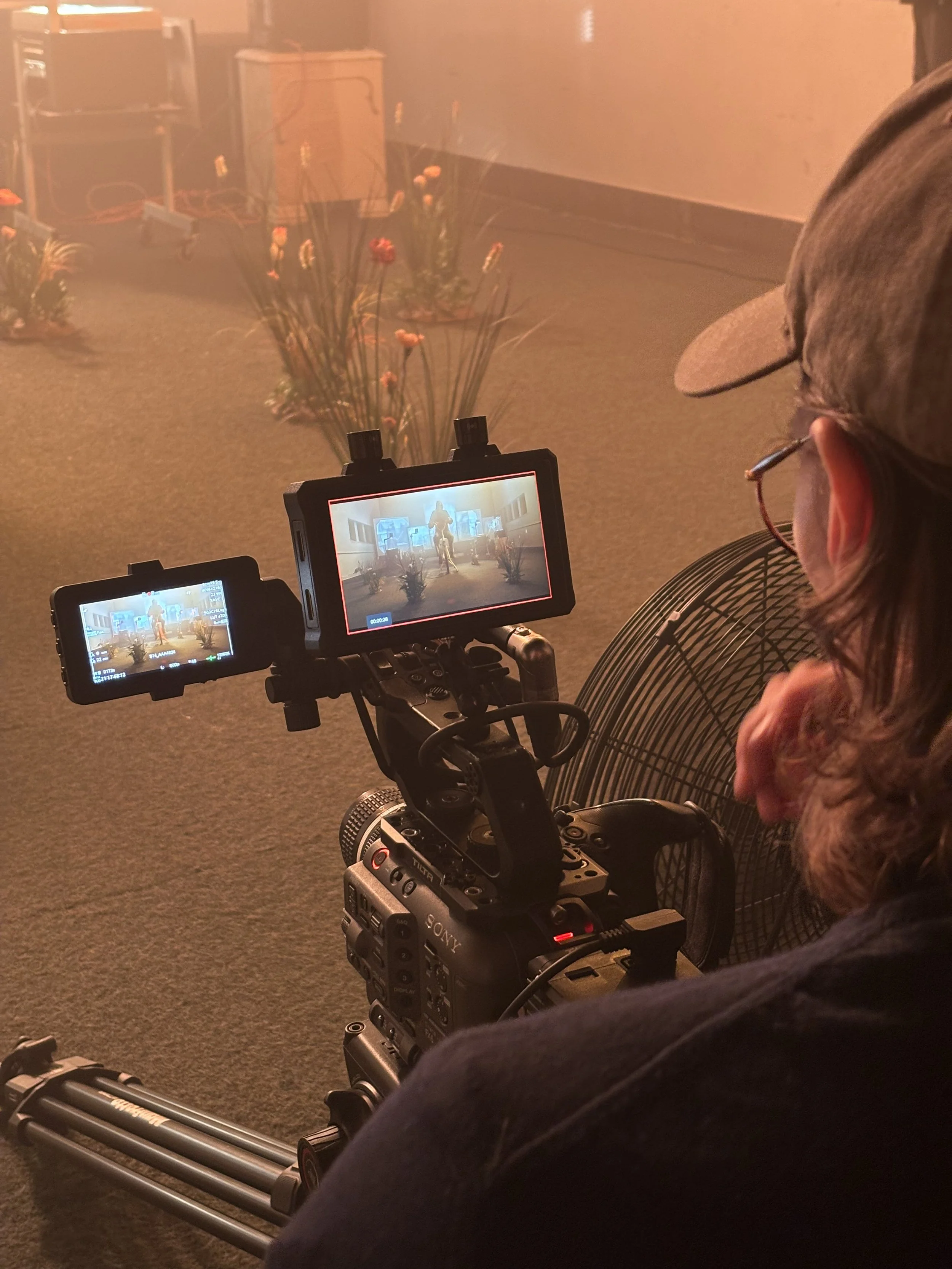 Person med kamera i studiemiljø | Dokumentarfilm | Retrograd | Esben Persson & Anders Mielcke | Filmproduktion Aarhus | GESTALT