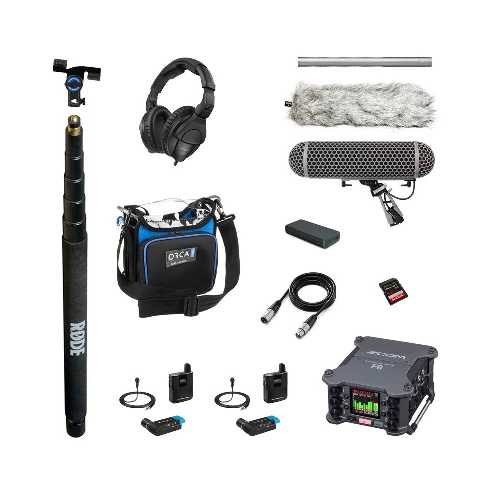 En samling af lyd- og videoudstyr, inklusive mikrofon, hovedtelefoner, mikrofonforstærker, LED-lys, storageenhed, forskellige kabler, batterier, en mikrofonforstærker, og en kameraforbindelsesenhed.