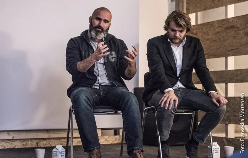 	
To mænd holder oplæg | Film- og fotofestival på Aarhus Kunstakademi ved navn Aarhus Independent Pixels | Eventbilleder | Filmproduktion Aarhus | GESTALT