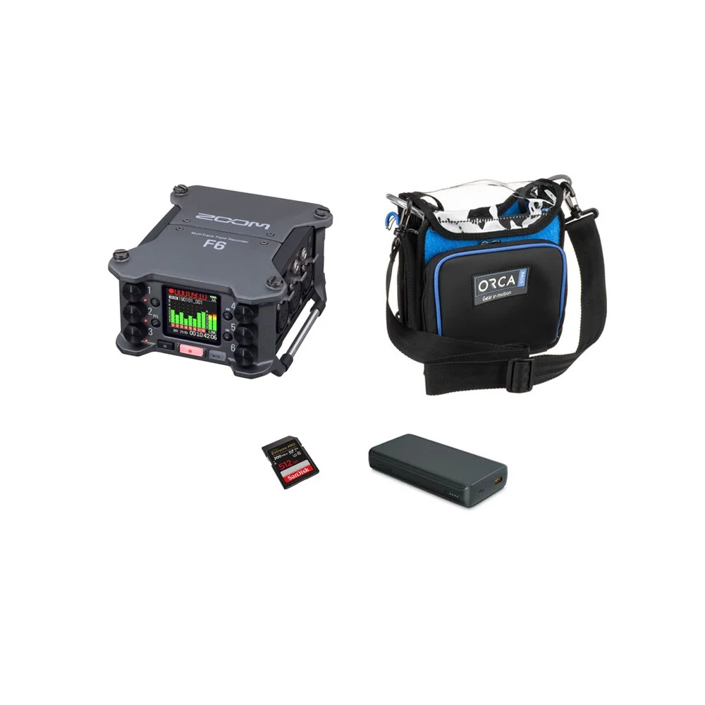 Fotografi af et kameraoptageudstyr med en kameramonitor, en taske, et SD-kort og en powerbank.