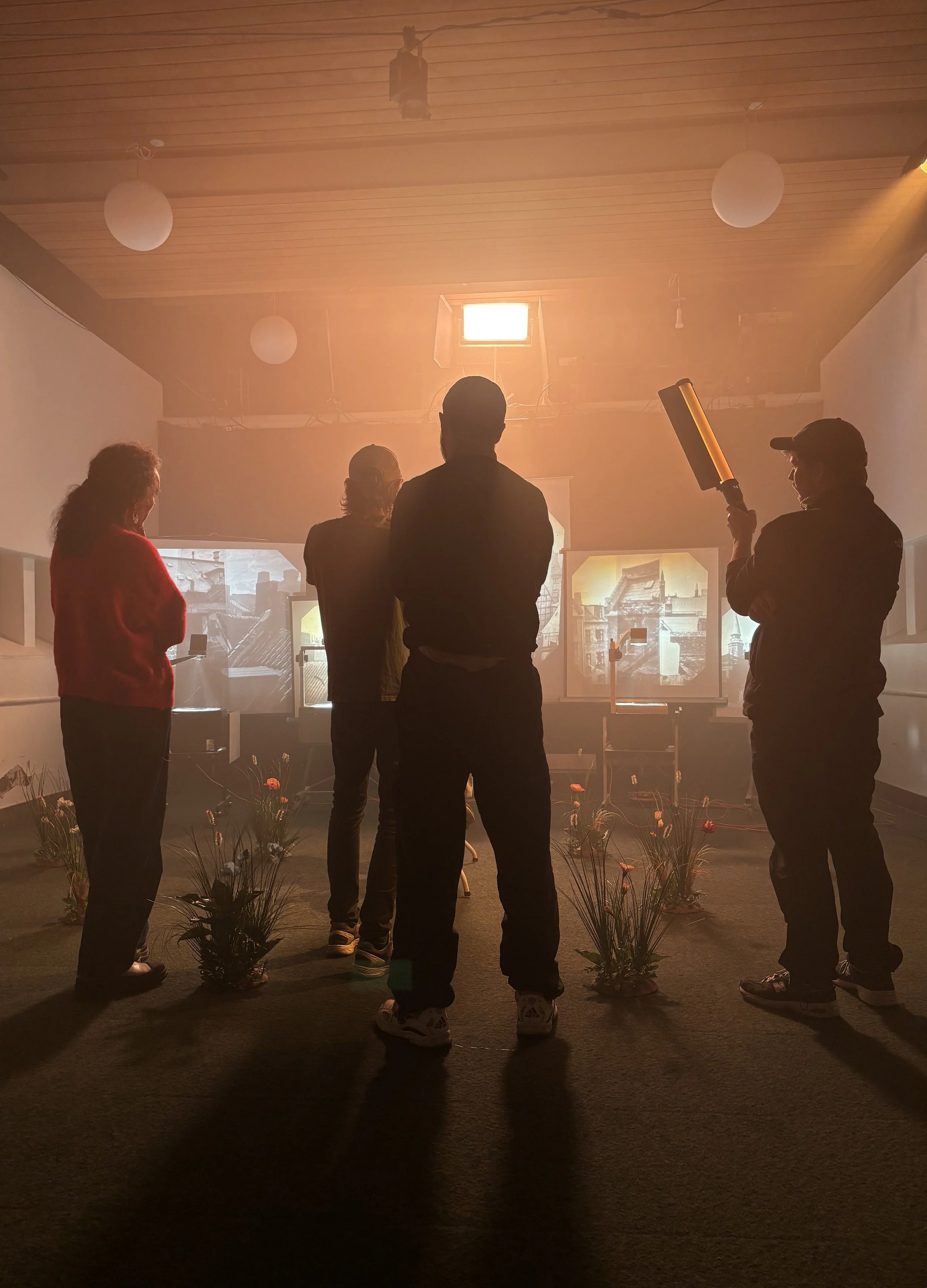 	
En filmproduktion med flere personer, der arbejder på en scene, hvor en ældre mand med langt skæg sidder på en motionscykel | Dokumentarfilm | Retrograd | Esben Persson & Anders Mielcke | Filmproduktion Aarhus | GESTALT