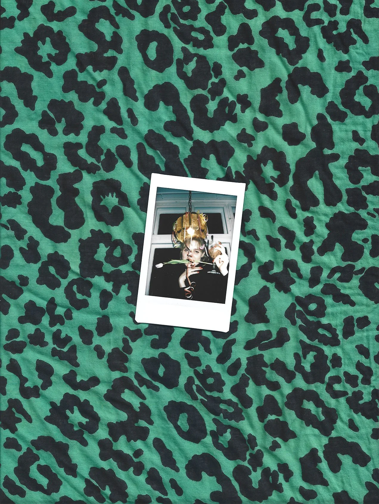 Et fotografi af en person, der holder en drink | Stemningsbillede | Filmproduktion i Aarhus | GESTALT