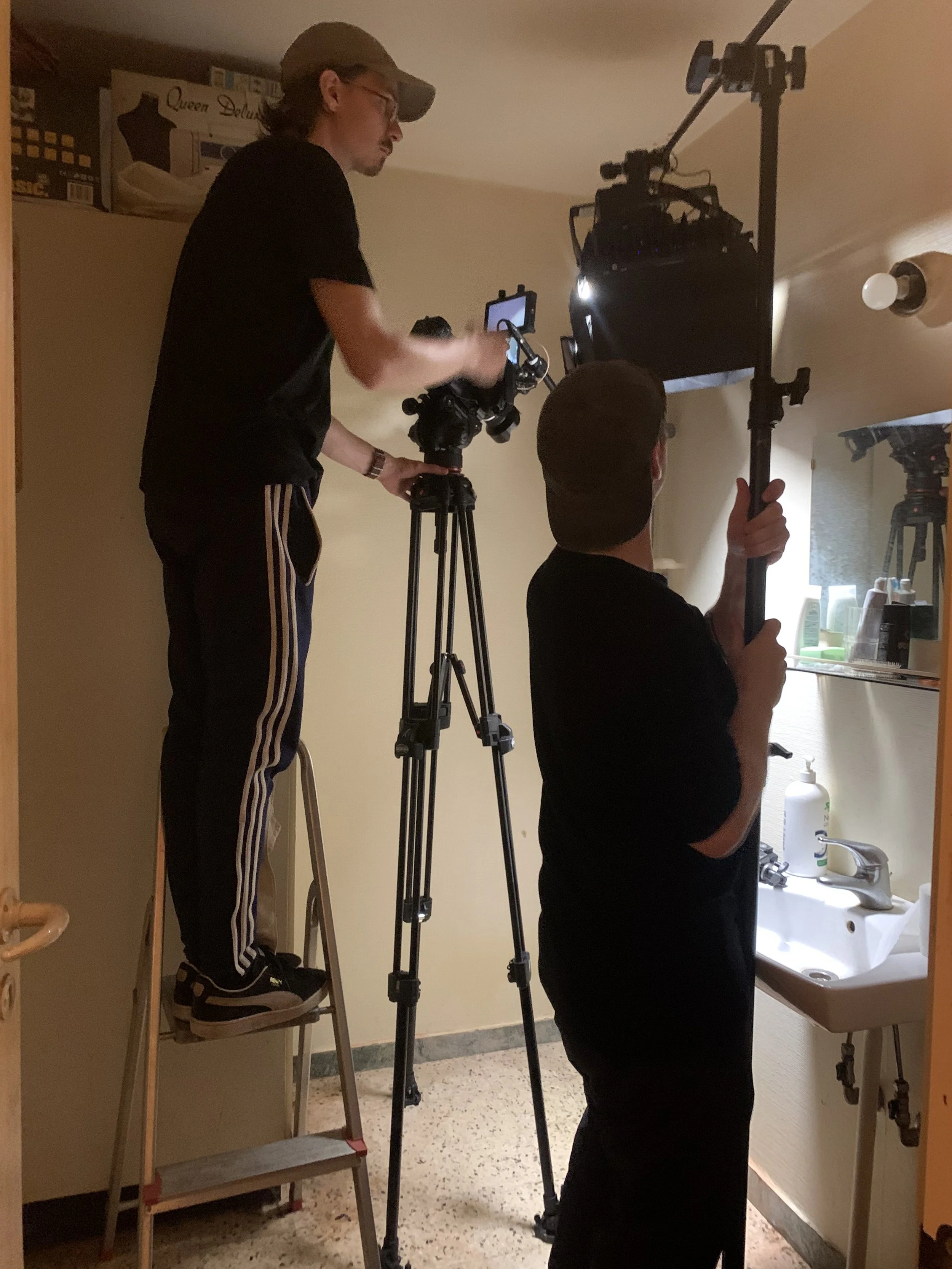 To personer arbejder med filmudstyr i et lille rum | Dokumentarfilm | Retrograd | Esben Persson & Anders Mielcke | Filmproduktion Aarhus | GESTALT