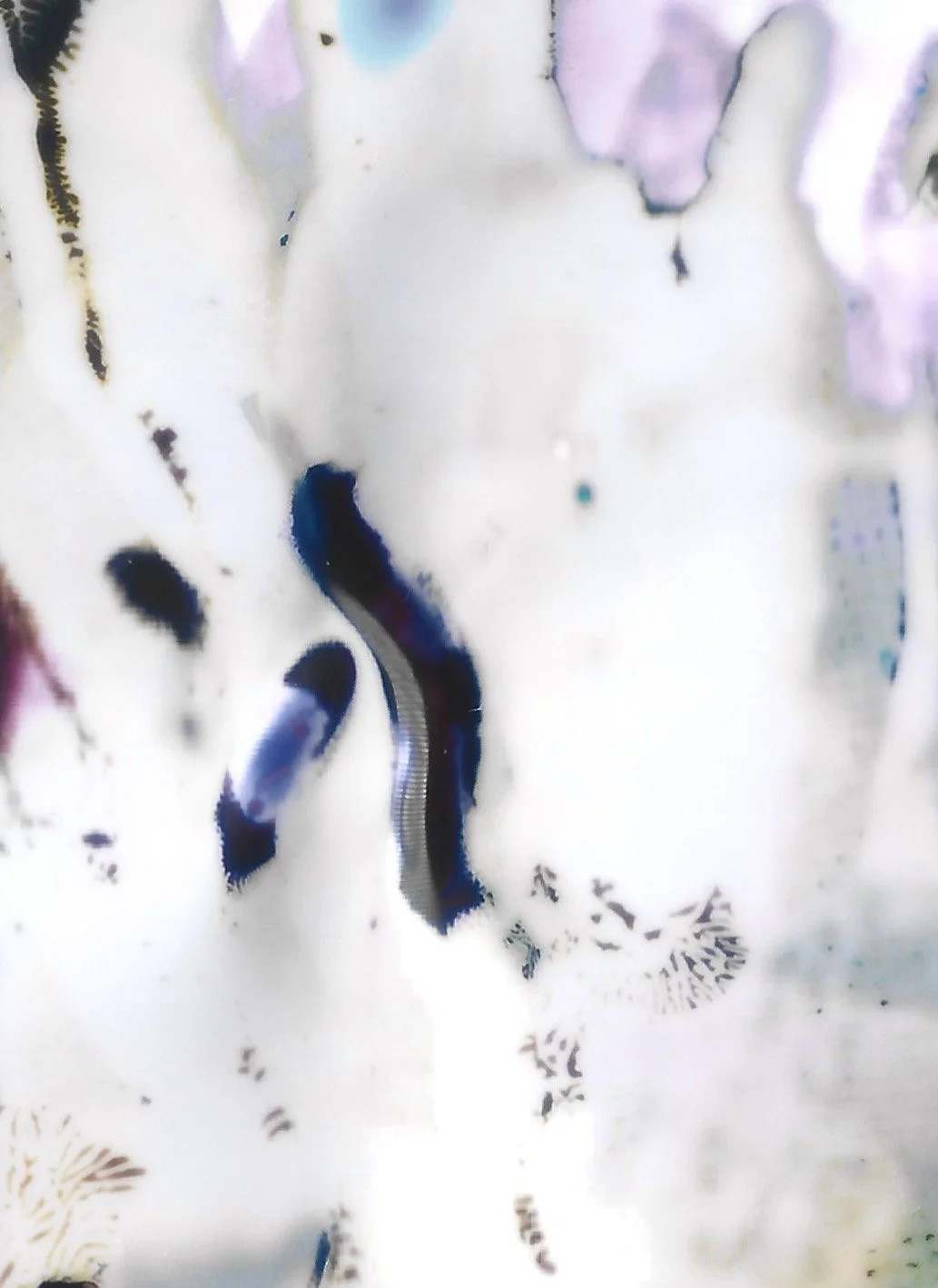 Abstrakt billed med svage farvetoner og krøllede og stiplede mønstre, primært i hvid, sort, lilla og blå nuancer | Testgrafik | Analog fotomanipulation | Filmproduktion Aarhus | GESTALT