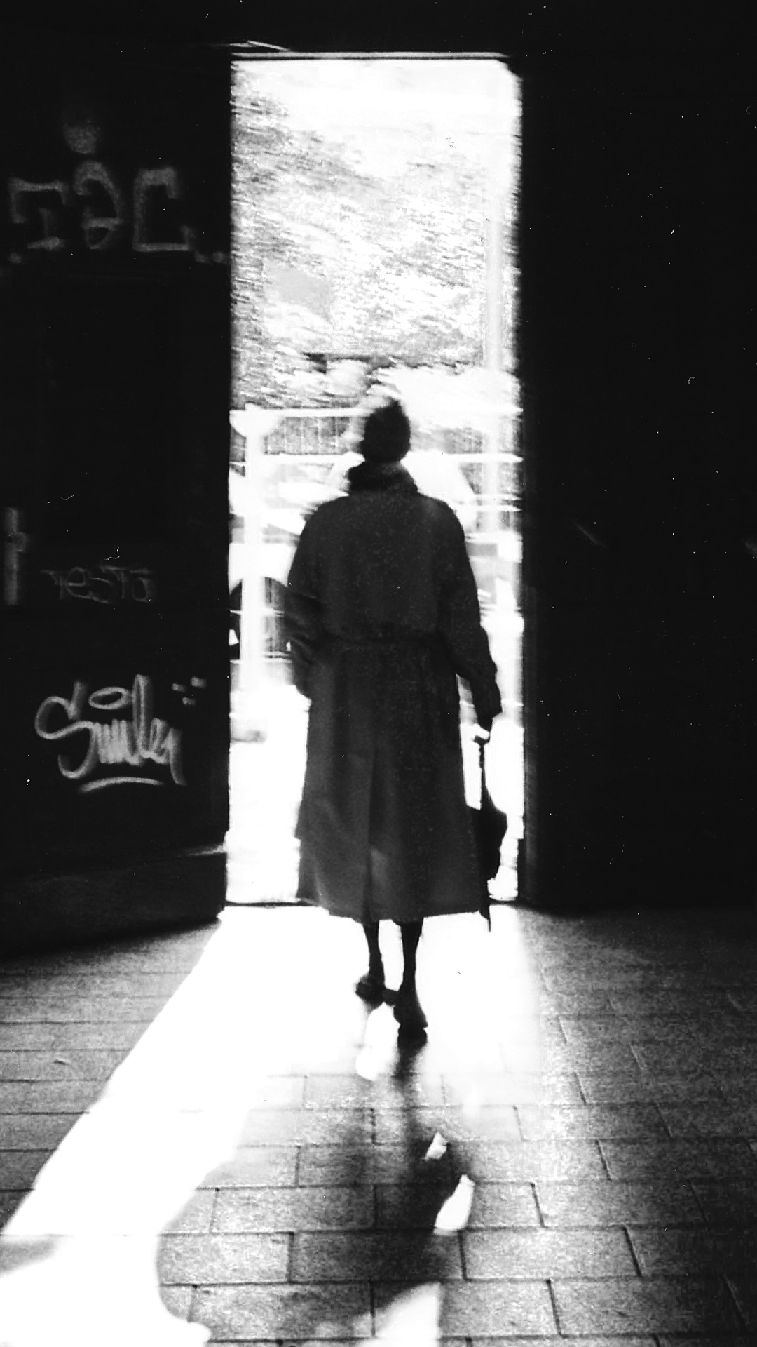 Person, set bagfra, går mod en udgang | Filmproduktion Aarhus | GESTALT