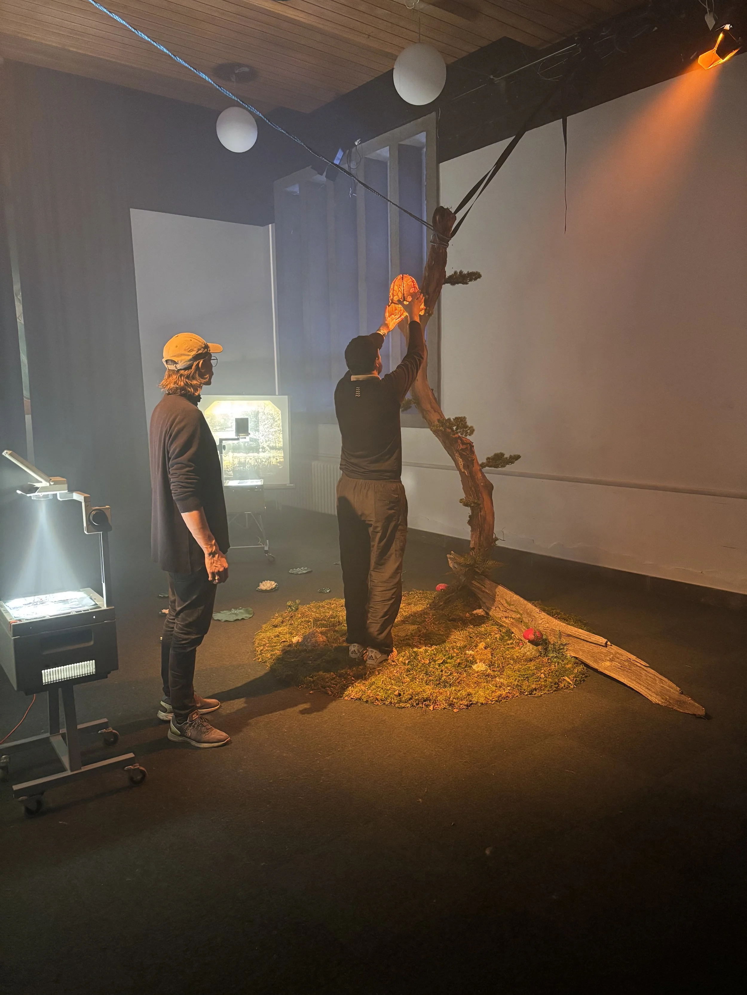 En fotograf filmer en anden person i et filmstudie | Dokumentarfilm | Retrograd | Esben Persson & Anders Mielcke | Filmproduktion Aarhus | GESTALT